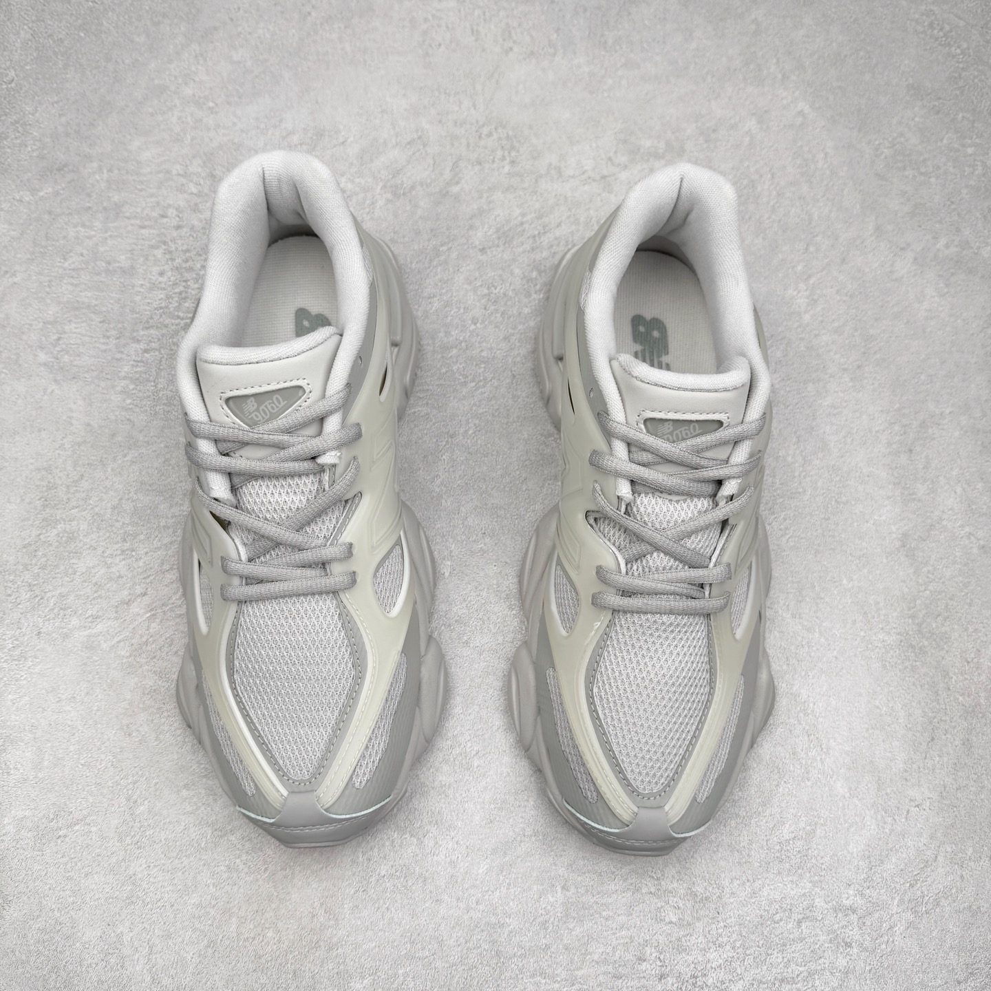 图片[2]-New Balance NB9060 复古运动鞋 新百伦又带来了新鞋型 并且是与芝加哥街头品牌 Joe Freshgoods 的联名款 鞋身主体采用了类似 990 系列的设计风格 与传统复古慢跑鞋区别不大 最大的变化就是鞋底部分 在传统设计的中底外层 增加了多个分区的模块 圆润的线条设计与我们熟悉的 New Balance 风格截然不同 但与同样充满弧形线条的鞋面搭配 看起来毫无违和感 尺码：36-45-选品中心