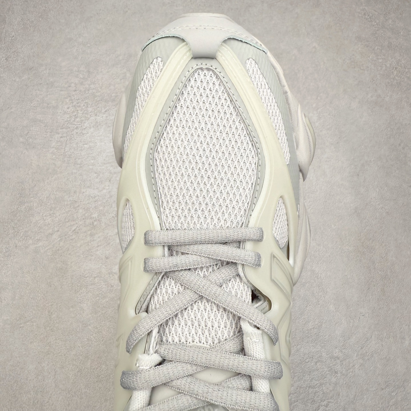 图片[4]-New Balance NB9060 复古运动鞋 新百伦又带来了新鞋型 并且是与芝加哥街头品牌 Joe Freshgoods 的联名款 鞋身主体采用了类似 990 系列的设计风格 与传统复古慢跑鞋区别不大 最大的变化就是鞋底部分 在传统设计的中底外层 增加了多个分区的模块 圆润的线条设计与我们熟悉的 New Balance 风格截然不同 但与同样充满弧形线条的鞋面搭配 看起来毫无违和感 尺码：36-45-选品中心