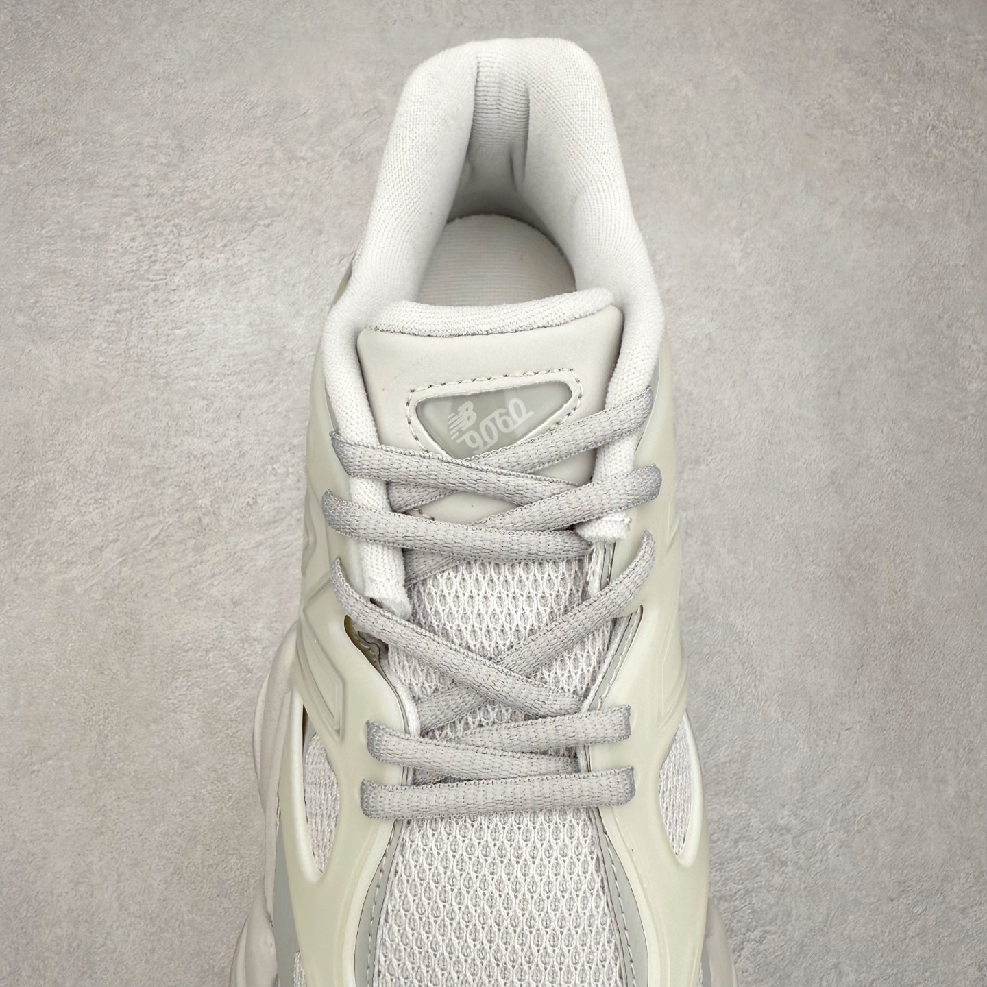 图片[5]-New Balance NB9060 复古运动鞋 新百伦又带来了新鞋型 并且是与芝加哥街头品牌 Joe Freshgoods 的联名款 鞋身主体采用了类似 990 系列的设计风格 与传统复古慢跑鞋区别不大 最大的变化就是鞋底部分 在传统设计的中底外层 增加了多个分区的模块 圆润的线条设计与我们熟悉的 New Balance 风格截然不同 但与同样充满弧形线条的鞋面搭配 看起来毫无违和感 尺码：36-45-选品中心