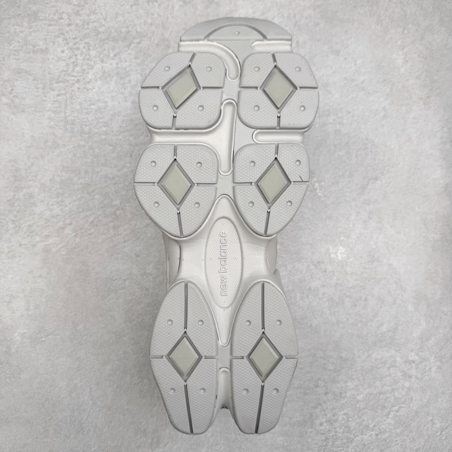 图片[9]-New Balance NB9060 复古运动鞋 新百伦又带来了新鞋型 并且是与芝加哥街头品牌 Joe Freshgoods 的联名款 鞋身主体采用了类似 990 系列的设计风格 与传统复古慢跑鞋区别不大 最大的变化就是鞋底部分 在传统设计的中底外层 增加了多个分区的模块 圆润的线条设计与我们熟悉的 New Balance 风格截然不同 但与同样充满弧形线条的鞋面搭配 看起来毫无违和感 尺码：36-45-选品中心