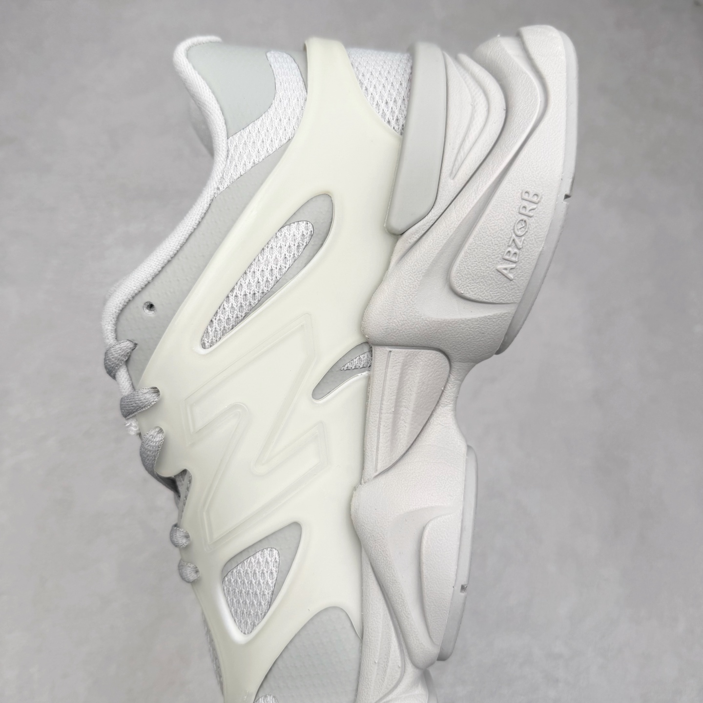 图片[7]-New Balance NB9060 复古运动鞋 新百伦又带来了新鞋型 并且是与芝加哥街头品牌 Joe Freshgoods 的联名款 鞋身主体采用了类似 990 系列的设计风格 与传统复古慢跑鞋区别不大 最大的变化就是鞋底部分 在传统设计的中底外层 增加了多个分区的模块 圆润的线条设计与我们熟悉的 New Balance 风格截然不同 但与同样充满弧形线条的鞋面搭配 看起来毫无违和感 尺码：36-45-选品中心