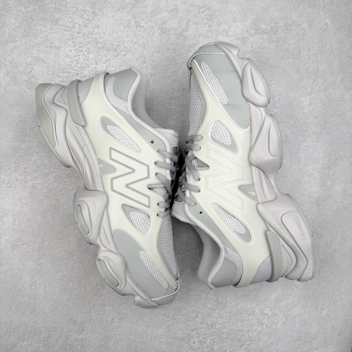 图片[3]-New Balance NB9060 复古运动鞋 新百伦又带来了新鞋型 并且是与芝加哥街头品牌 Joe Freshgoods 的联名款 鞋身主体采用了类似 990 系列的设计风格 与传统复古慢跑鞋区别不大 最大的变化就是鞋底部分 在传统设计的中底外层 增加了多个分区的模块 圆润的线条设计与我们熟悉的 New Balance 风格截然不同 但与同样充满弧形线条的鞋面搭配 看起来毫无违和感 尺码：36-45-选品中心