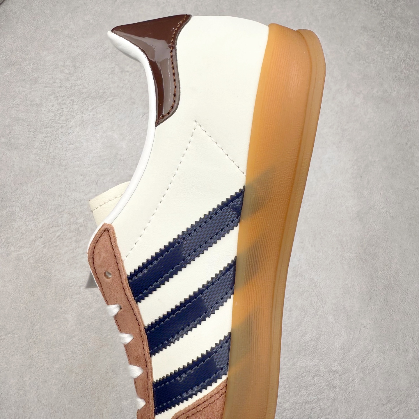 图片[7]-AD Gazelle Indoor Trainers 羚羊内训系列低帮复古百搭休闲运动德训风板鞋 JP9221 90年代经典的复刻版！自60年代以足球训练鞋面世以来,Gazelle就以其经典设计席卷全球。1991年版本的复刻,再造经典Gazelle。采用皮革打造,搭配浊色细节,让这款经典更加简约。尺码：36 36⅔ 37⅓ 38 38⅔ 39⅓ 40 40⅔ 41⅓ 42 42⅔ 43⅓ 44⅓ 44⅔ 45-选品中心