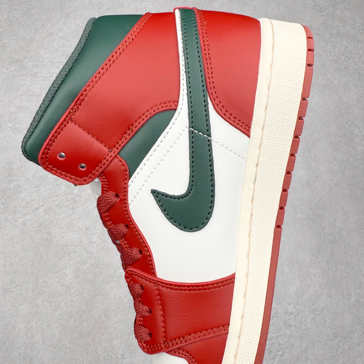 图片[7]-＃K版 Air Jordan AJ1 Mid 中帮 黑橙扣碎 DQ8426-105 原厂内置全掌气垫 A模大底 头层小牛皮 鞋舌AJ原厂专用牛津布+AJ专用反口珍珠布+原厂无杂质高弹内里海棉 特殊封边弹力鞋带 全网唯一头层牛皮 原鞋开模 拒绝公底 购置公司同步原材料 原汁原味 忠于原版‼️尺码：36 36.5 37.5 38 38.5 39 40 40.5 41 42 42.5 43 44 44.5 45 46 47.5-选品中心