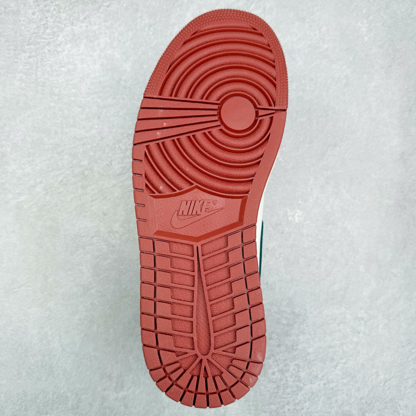 图片[9]-＃K版 Air Jordan AJ1 Mid 中帮 黑橙扣碎 DQ8426-105 原厂内置全掌气垫 A模大底 头层小牛皮 鞋舌AJ原厂专用牛津布+AJ专用反口珍珠布+原厂无杂质高弹内里海棉 特殊封边弹力鞋带 全网唯一头层牛皮 原鞋开模 拒绝公底 购置公司同步原材料 原汁原味 忠于原版‼️尺码：36 36.5 37.5 38 38.5 39 40 40.5 41 42 42.5 43 44 44.5 45 46 47.5-选品中心