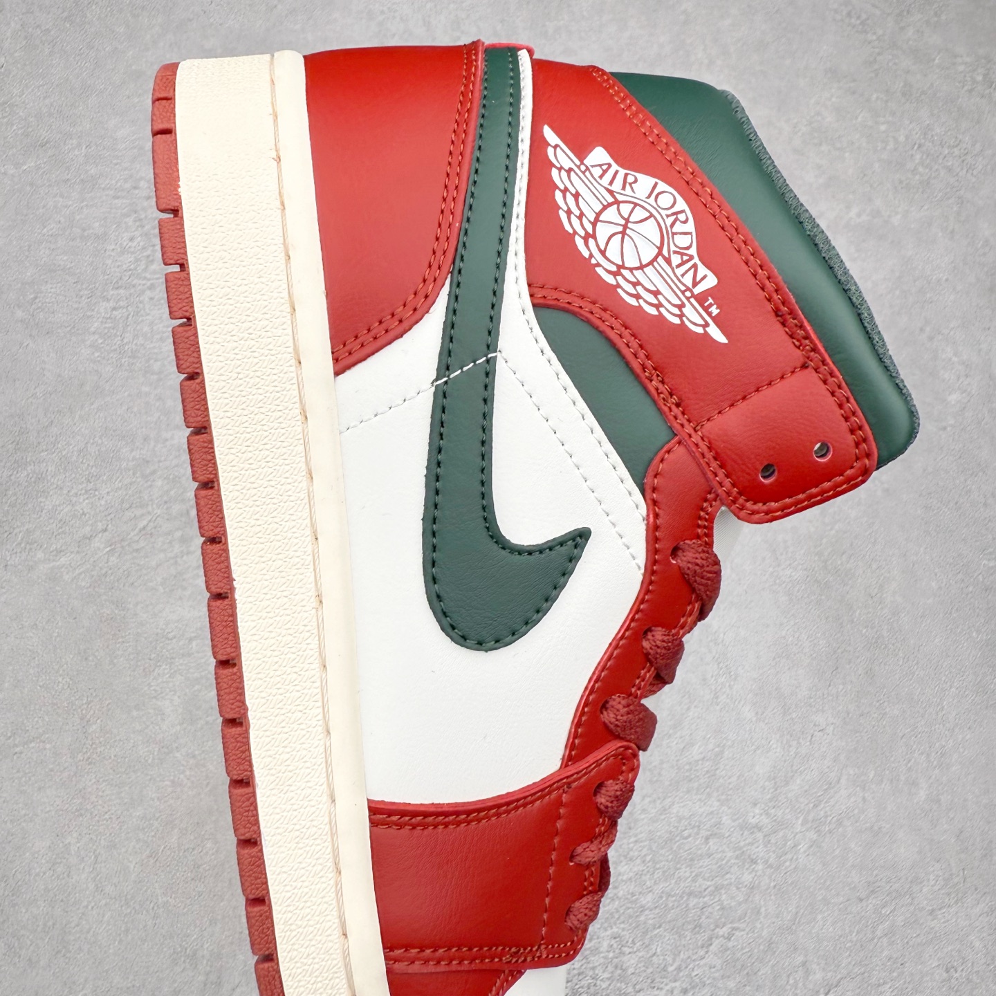 图片[6]-＃K版 Air Jordan AJ1 Mid 中帮 黑橙扣碎 DQ8426-105 原厂内置全掌气垫 A模大底 头层小牛皮 鞋舌AJ原厂专用牛津布+AJ专用反口珍珠布+原厂无杂质高弹内里海棉 特殊封边弹力鞋带 全网唯一头层牛皮 原鞋开模 拒绝公底 购置公司同步原材料 原汁原味 忠于原版‼️尺码：36 36.5 37.5 38 38.5 39 40 40.5 41 42 42.5 43 44 44.5 45 46 47.5-选品中心