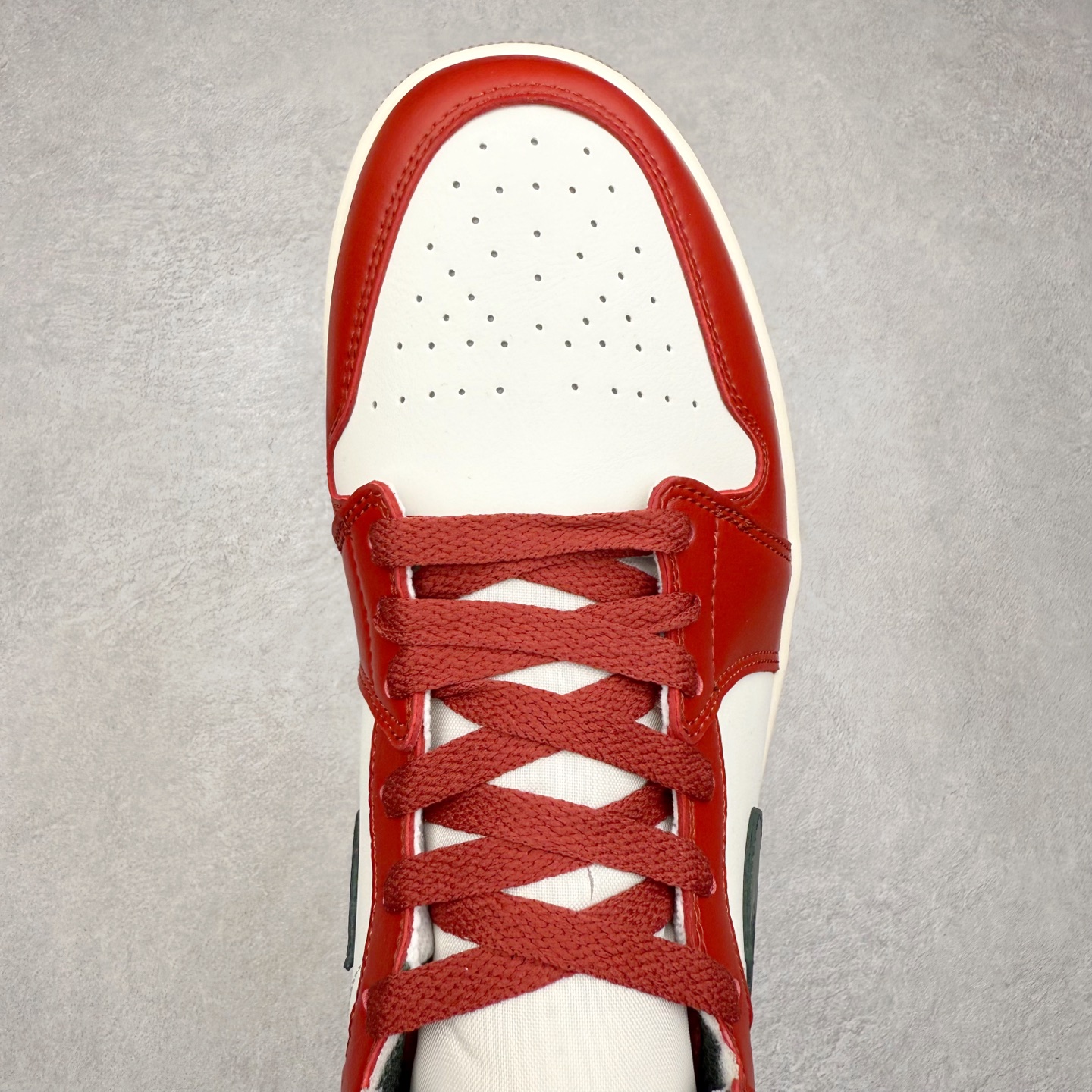 图片[4]-＃K版 Air Jordan AJ1 Mid 中帮 黑橙扣碎 DQ8426-105 原厂内置全掌气垫 A模大底 头层小牛皮 鞋舌AJ原厂专用牛津布+AJ专用反口珍珠布+原厂无杂质高弹内里海棉 特殊封边弹力鞋带 全网唯一头层牛皮 原鞋开模 拒绝公底 购置公司同步原材料 原汁原味 忠于原版‼️尺码：36 36.5 37.5 38 38.5 39 40 40.5 41 42 42.5 43 44 44.5 45 46 47.5-选品中心