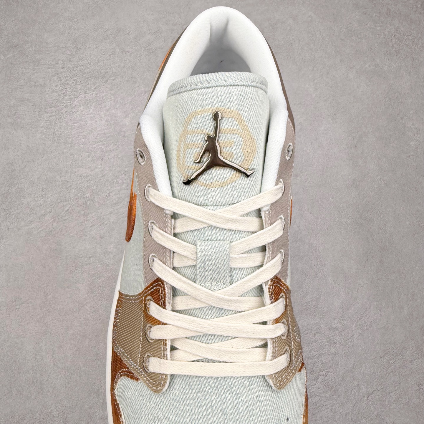 图片[5]-＃K版 Air Jordan AJ1 Low 低帮 IM6664-991 全新流水线出品 DT版本唯一平替选择 市场第二梯队最强版 全部原鞋开发 原楦原纸板开发 全鞋电脑针车 原厂内置全掌气垫 原盒内在原标 唯一Zp原版鞋带绑法 免检产品 全新2022版型 全头层皮料 完美零毛边处理 原厂配置全掌气垫 价格定位良心 几十个配色陆续出货 实拍调校N版已经零色差零失真 百分百还原实物色彩所见即所得 不存在货不对板色差等低级问题 选购参考实物拍摄 不混卖不参货 只用心做好货严格选品 承诺混一赔十 尺码：36 36.5 37.5 38 38.5 39 40 40.5 41 42 42.5 43 44 44.5 45-选品中心