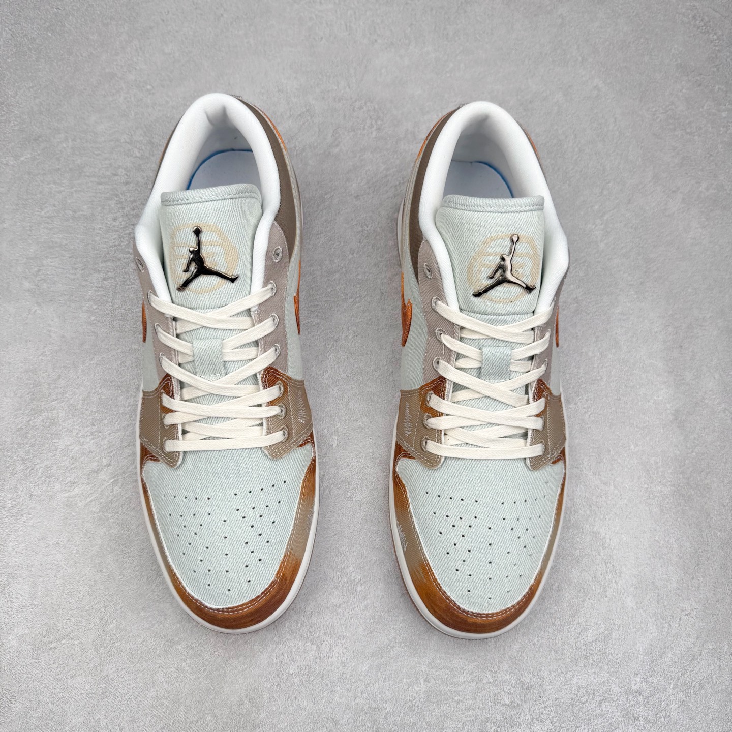 图片[2]-＃K版 Air Jordan AJ1 Low 低帮 IM6664-991 全新流水线出品 DT版本唯一平替选择 市场第二梯队最强版 全部原鞋开发 原楦原纸板开发 全鞋电脑针车 原厂内置全掌气垫 原盒内在原标 唯一Zp原版鞋带绑法 免检产品 全新2022版型 全头层皮料 完美零毛边处理 原厂配置全掌气垫 价格定位良心 几十个配色陆续出货 实拍调校N版已经零色差零失真 百分百还原实物色彩所见即所得 不存在货不对板色差等低级问题 选购参考实物拍摄 不混卖不参货 只用心做好货严格选品 承诺混一赔十 尺码：36 36.5 37.5 38 38.5 39 40 40.5 41 42 42.5 43 44 44.5 45-选品中心