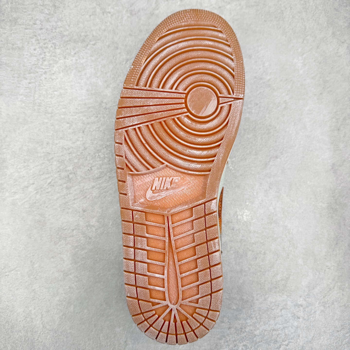 图片[9]-＃K版 Air Jordan AJ1 Low 低帮 IM6664-991 全新流水线出品 DT版本唯一平替选择 市场第二梯队最强版 全部原鞋开发 原楦原纸板开发 全鞋电脑针车 原厂内置全掌气垫 原盒内在原标 唯一Zp原版鞋带绑法 免检产品 全新2022版型 全头层皮料 完美零毛边处理 原厂配置全掌气垫 价格定位良心 几十个配色陆续出货 实拍调校N版已经零色差零失真 百分百还原实物色彩所见即所得 不存在货不对板色差等低级问题 选购参考实物拍摄 不混卖不参货 只用心做好货严格选品 承诺混一赔十 尺码：36 36.5 37.5 38 38.5 39 40 40.5 41 42 42.5 43 44 44.5 45-选品中心