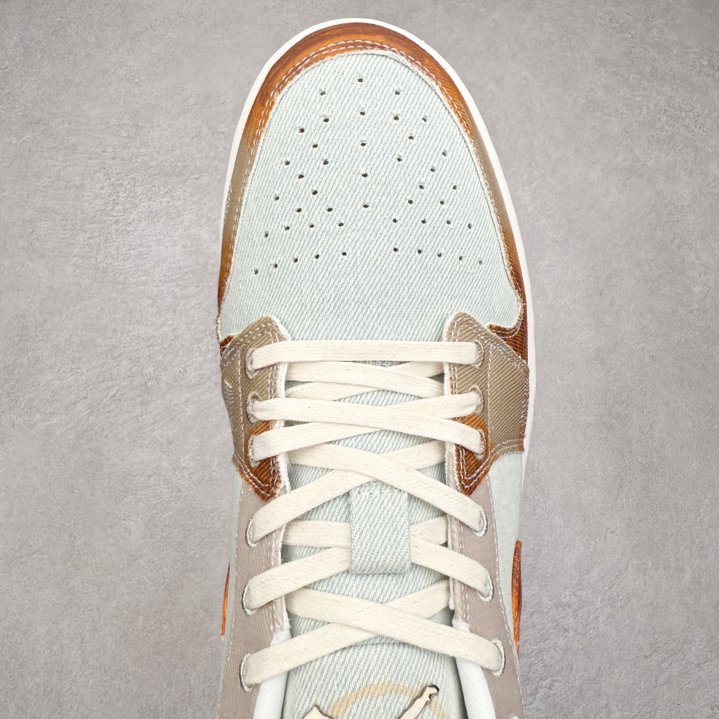 图片[4]-＃K版 Air Jordan AJ1 Low 低帮 IM6664-991 全新流水线出品 DT版本唯一平替选择 市场第二梯队最强版 全部原鞋开发 原楦原纸板开发 全鞋电脑针车 原厂内置全掌气垫 原盒内在原标 唯一Zp原版鞋带绑法 免检产品 全新2022版型 全头层皮料 完美零毛边处理 原厂配置全掌气垫 价格定位良心 几十个配色陆续出货 实拍调校N版已经零色差零失真 百分百还原实物色彩所见即所得 不存在货不对板色差等低级问题 选购参考实物拍摄 不混卖不参货 只用心做好货严格选品 承诺混一赔十 尺码：36 36.5 37.5 38 38.5 39 40 40.5 41 42 42.5 43 44 44.5 45-选品中心