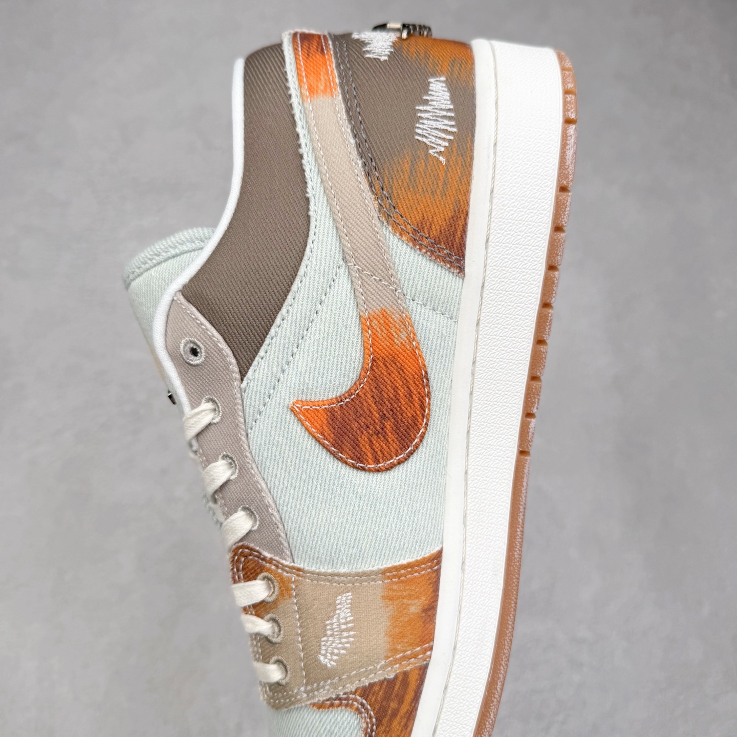 图片[7]-＃K版 Air Jordan AJ1 Low 低帮 IM6664-991 全新流水线出品 DT版本唯一平替选择 市场第二梯队最强版 全部原鞋开发 原楦原纸板开发 全鞋电脑针车 原厂内置全掌气垫 原盒内在原标 唯一Zp原版鞋带绑法 免检产品 全新2022版型 全头层皮料 完美零毛边处理 原厂配置全掌气垫 价格定位良心 几十个配色陆续出货 实拍调校N版已经零色差零失真 百分百还原实物色彩所见即所得 不存在货不对板色差等低级问题 选购参考实物拍摄 不混卖不参货 只用心做好货严格选品 承诺混一赔十 尺码：36 36.5 37.5 38 38.5 39 40 40.5 41 42 42.5 43 44 44.5 45-选品中心