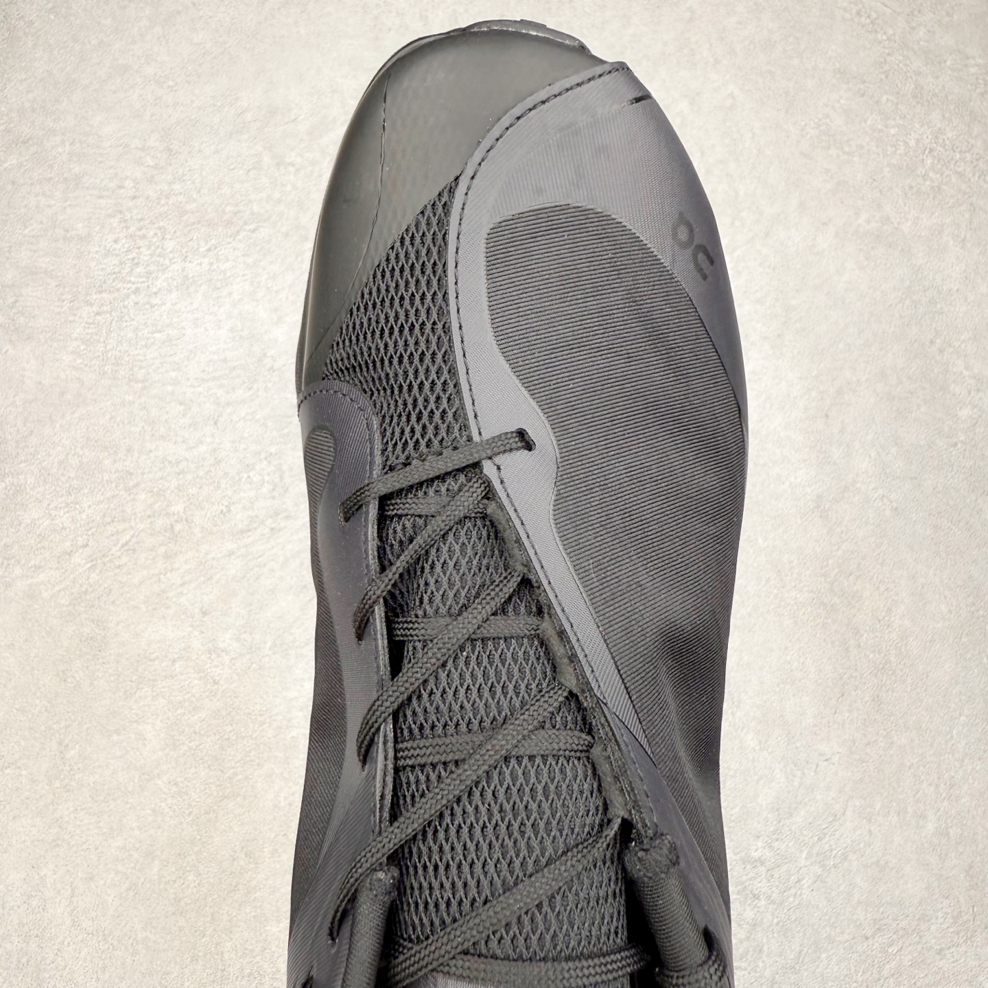 图片[4]-LOEWE x On昂跑Cloudsolo 罗意威联名款圆头抽绳低帮生活休闲鞋 此运动品牌 开创于2010年 缓震着陆、强效回弹、轻柔质感的设计构思始终是ON研制关键 与此同时基于“为全球提供革新性的跑步感受”信念 陆续推出了多款跑鞋及其以专业运动人体跑步工程学为设计关键的功能性跑步服饰设备 让跑者不费力气地畅快畅跑 尺码：36 36.5 37.5 38 38.5 39 40 40.5 41 42 42.5 43 44 44.5 45-选品中心