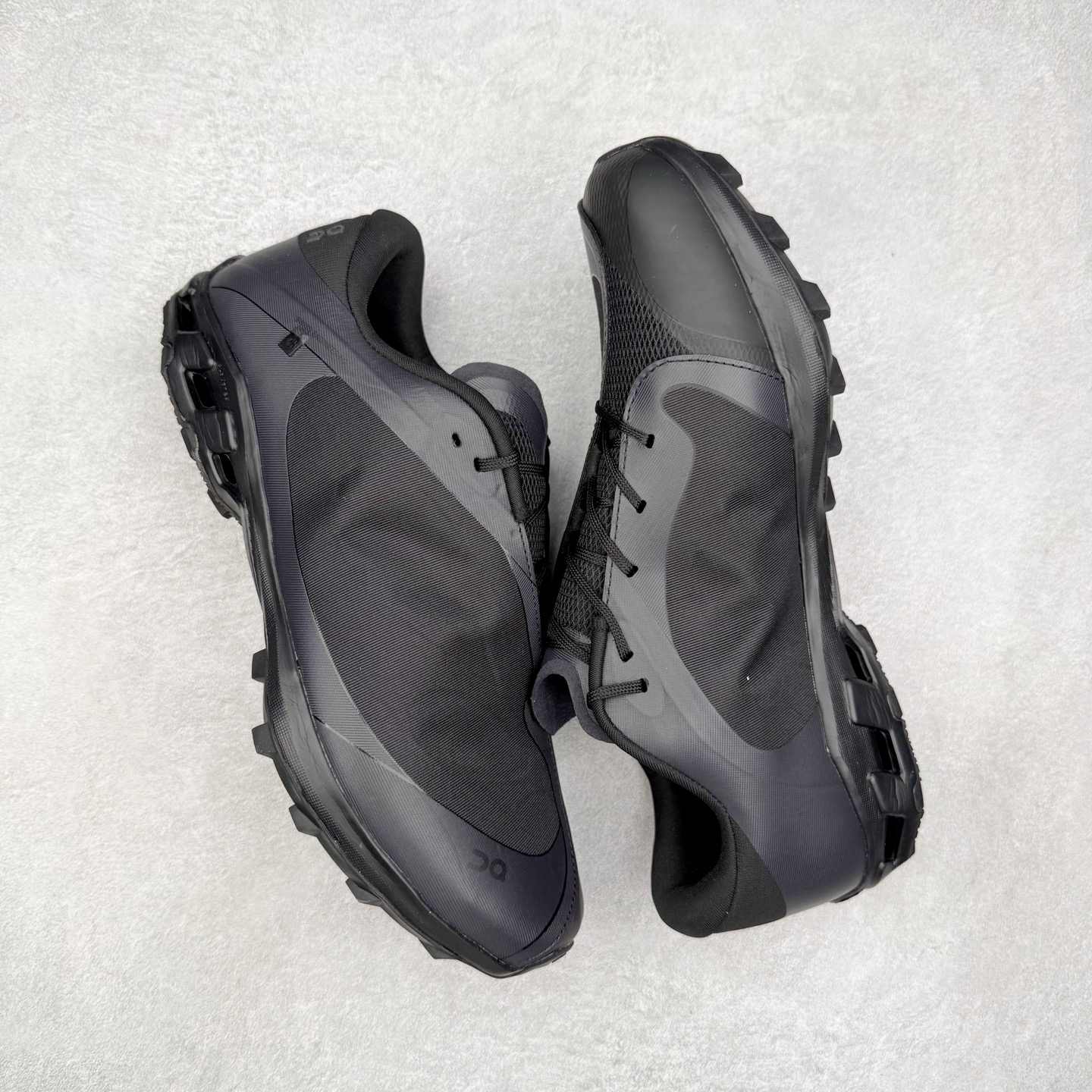 图片[3]-LOEWE x On昂跑Cloudsolo 罗意威联名款圆头抽绳低帮生活休闲鞋 此运动品牌 开创于2010年 缓震着陆、强效回弹、轻柔质感的设计构思始终是ON研制关键 与此同时基于“为全球提供革新性的跑步感受”信念 陆续推出了多款跑鞋及其以专业运动人体跑步工程学为设计关键的功能性跑步服饰设备 让跑者不费力气地畅快畅跑 尺码：36 36.5 37.5 38 38.5 39 40 40.5 41 42 42.5 43 44 44.5 45-选品中心