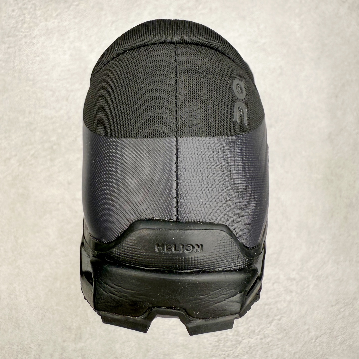 图片[8]-LOEWE x On昂跑Cloudsolo 罗意威联名款圆头抽绳低帮生活休闲鞋 此运动品牌 开创于2010年 缓震着陆、强效回弹、轻柔质感的设计构思始终是ON研制关键 与此同时基于“为全球提供革新性的跑步感受”信念 陆续推出了多款跑鞋及其以专业运动人体跑步工程学为设计关键的功能性跑步服饰设备 让跑者不费力气地畅快畅跑 尺码：36 36.5 37.5 38 38.5 39 40 40.5 41 42 42.5 43 44 44.5 45-选品中心