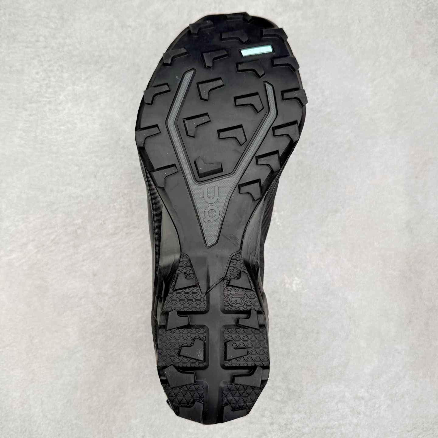 图片[9]-LOEWE x On昂跑Cloudsolo 罗意威联名款圆头抽绳低帮生活休闲鞋 此运动品牌 开创于2010年 缓震着陆、强效回弹、轻柔质感的设计构思始终是ON研制关键 与此同时基于“为全球提供革新性的跑步感受”信念 陆续推出了多款跑鞋及其以专业运动人体跑步工程学为设计关键的功能性跑步服饰设备 让跑者不费力气地畅快畅跑 尺码：36 36.5 37.5 38 38.5 39 40 40.5 41 42 42.5 43 44 44.5 45-选品中心