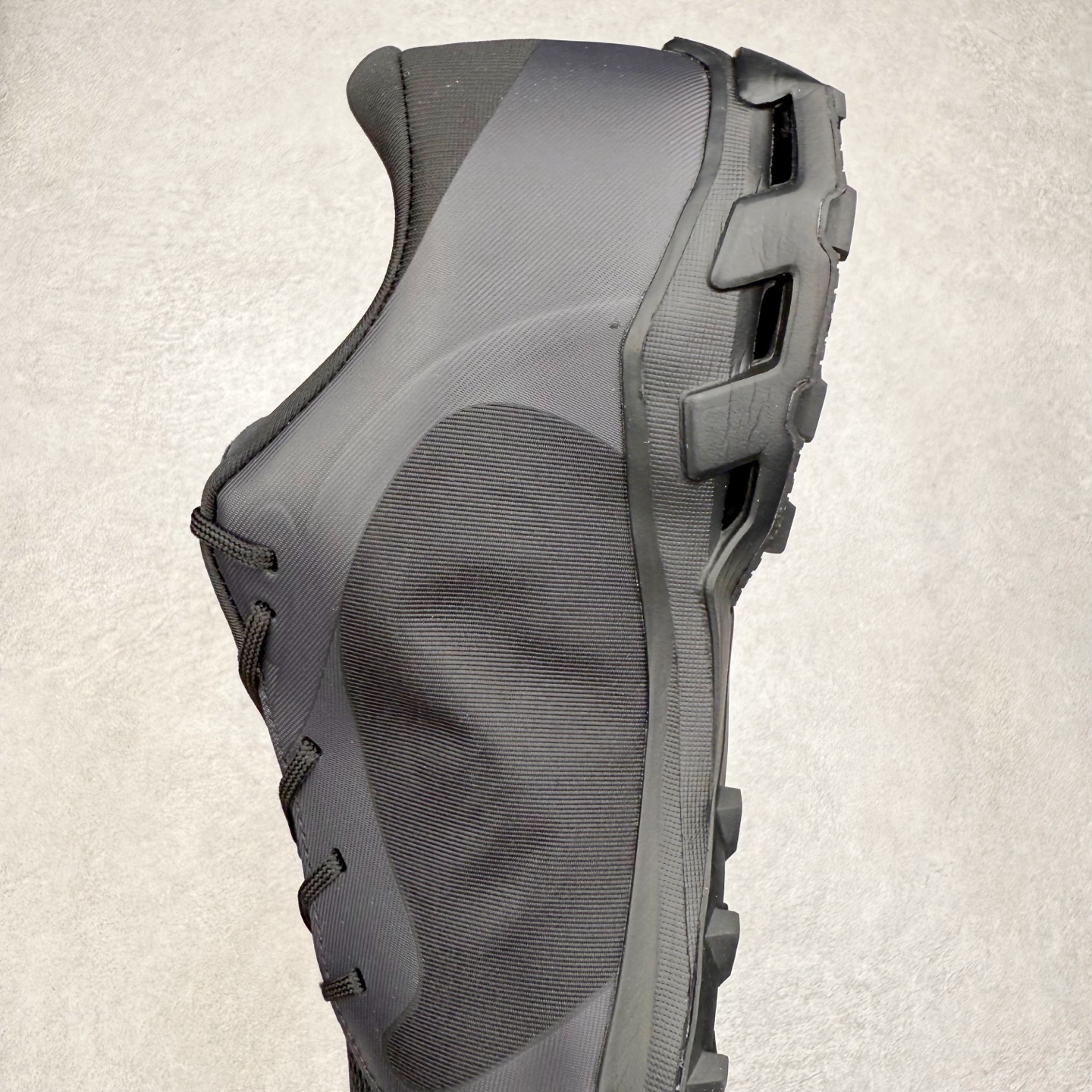 图片[7]-LOEWE x On昂跑Cloudsolo 罗意威联名款圆头抽绳低帮生活休闲鞋 此运动品牌 开创于2010年 缓震着陆、强效回弹、轻柔质感的设计构思始终是ON研制关键 与此同时基于“为全球提供革新性的跑步感受”信念 陆续推出了多款跑鞋及其以专业运动人体跑步工程学为设计关键的功能性跑步服饰设备 让跑者不费力气地畅快畅跑 尺码：36 36.5 37.5 38 38.5 39 40 40.5 41 42 42.5 43 44 44.5 45-选品中心