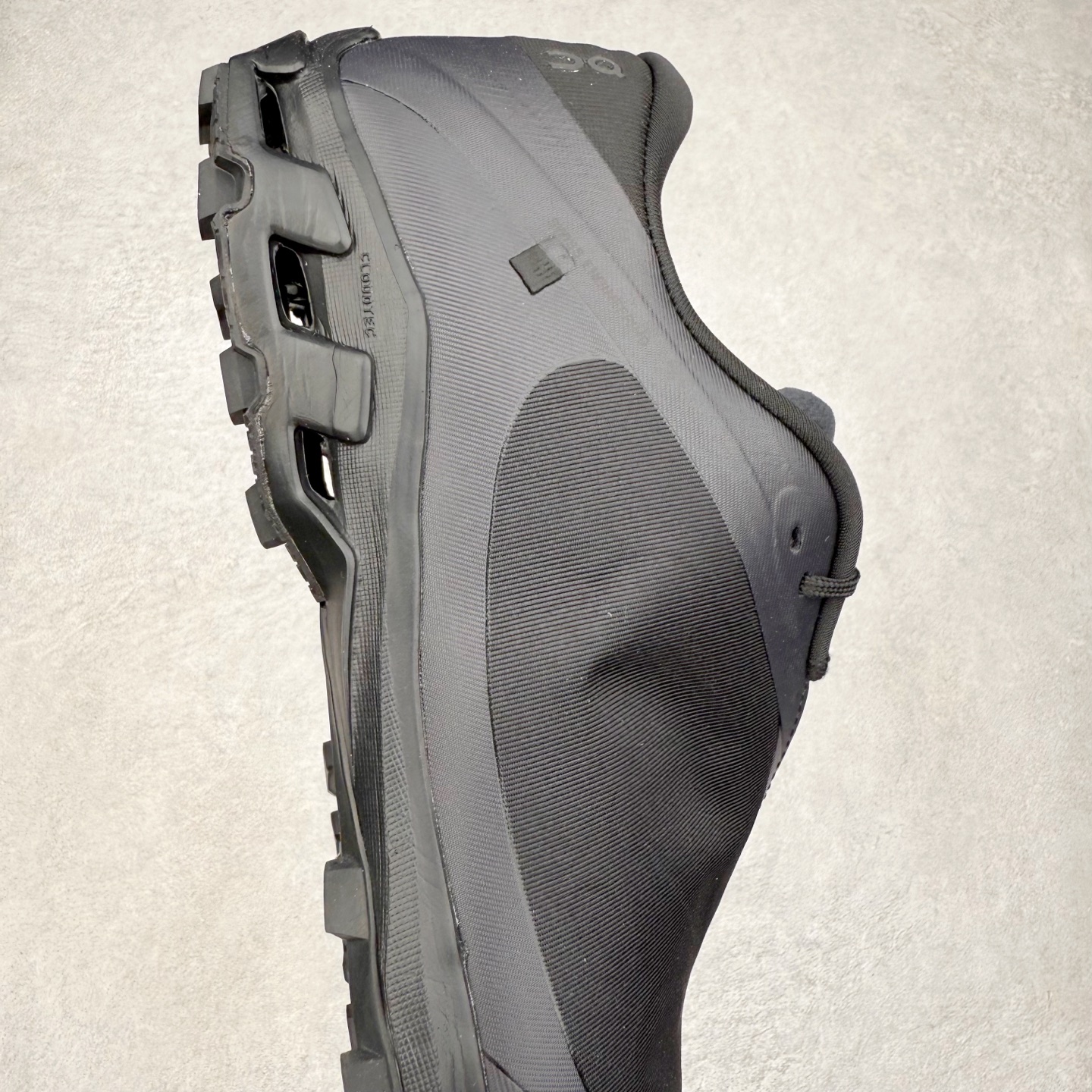 图片[6]-LOEWE x On昂跑Cloudsolo 罗意威联名款圆头抽绳低帮生活休闲鞋 此运动品牌 开创于2010年 缓震着陆、强效回弹、轻柔质感的设计构思始终是ON研制关键 与此同时基于“为全球提供革新性的跑步感受”信念 陆续推出了多款跑鞋及其以专业运动人体跑步工程学为设计关键的功能性跑步服饰设备 让跑者不费力气地畅快畅跑 尺码：36 36.5 37.5 38 38.5 39 40 40.5 41 42 42.5 43 44 44.5 45-选品中心