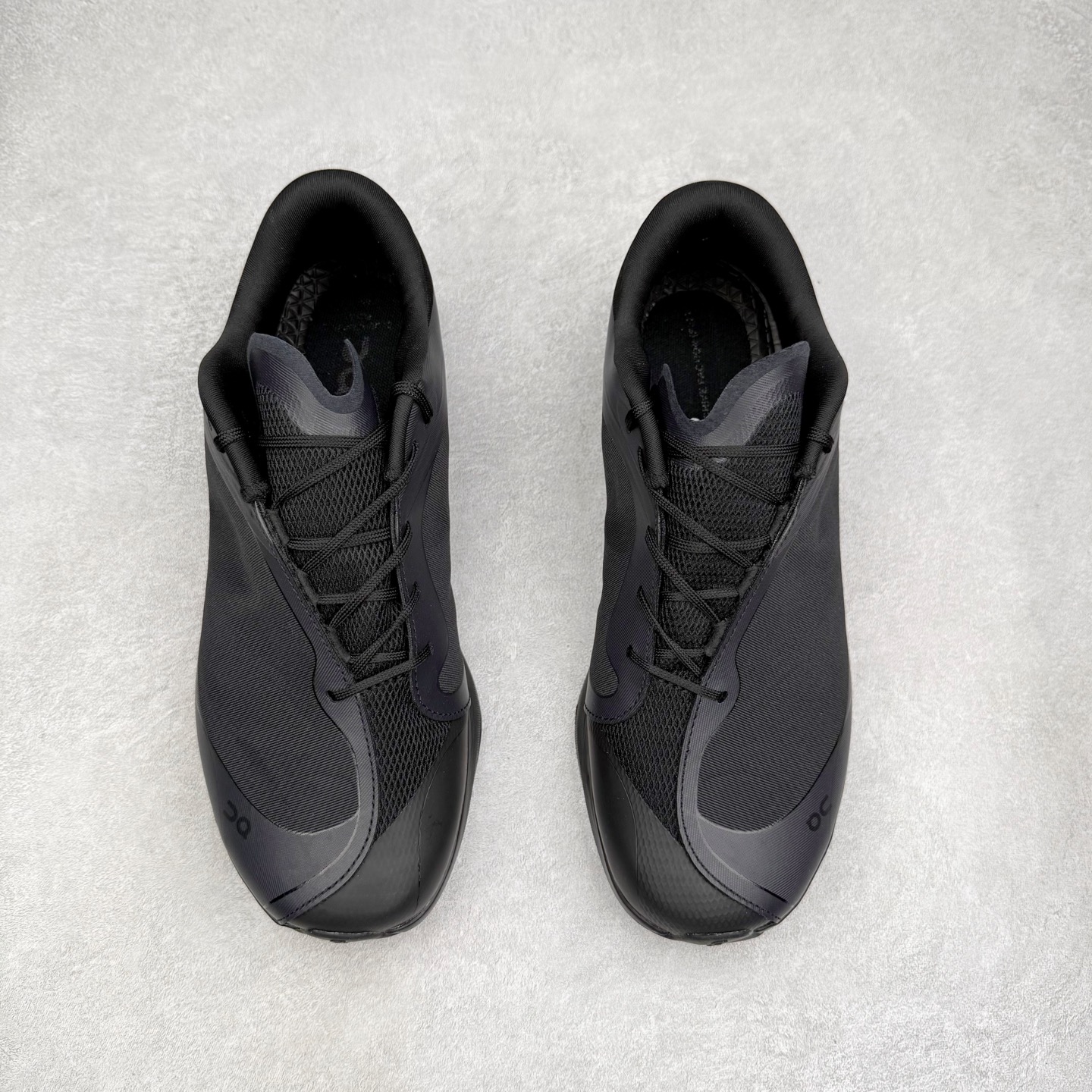 图片[2]-LOEWE x On昂跑Cloudsolo 罗意威联名款圆头抽绳低帮生活休闲鞋 此运动品牌 开创于2010年 缓震着陆、强效回弹、轻柔质感的设计构思始终是ON研制关键 与此同时基于“为全球提供革新性的跑步感受”信念 陆续推出了多款跑鞋及其以专业运动人体跑步工程学为设计关键的功能性跑步服饰设备 让跑者不费力气地畅快畅跑 尺码：36 36.5 37.5 38 38.5 39 40 40.5 41 42 42.5 43 44 44.5 45-选品中心