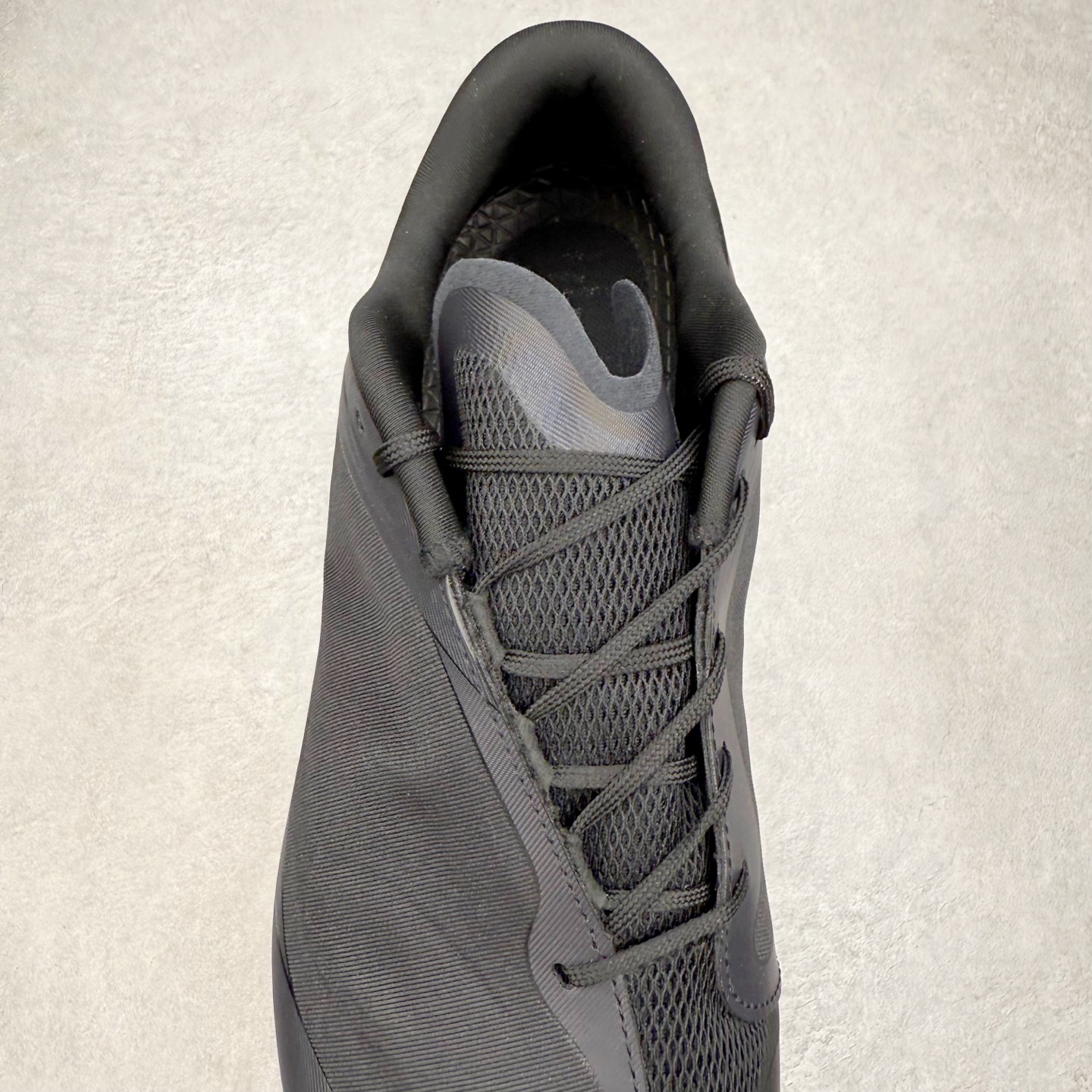 图片[5]-LOEWE x On昂跑Cloudsolo 罗意威联名款圆头抽绳低帮生活休闲鞋 此运动品牌 开创于2010年 缓震着陆、强效回弹、轻柔质感的设计构思始终是ON研制关键 与此同时基于“为全球提供革新性的跑步感受”信念 陆续推出了多款跑鞋及其以专业运动人体跑步工程学为设计关键的功能性跑步服饰设备 让跑者不费力气地畅快畅跑 尺码：36 36.5 37.5 38 38.5 39 40 40.5 41 42 42.5 43 44 44.5 45-选品中心