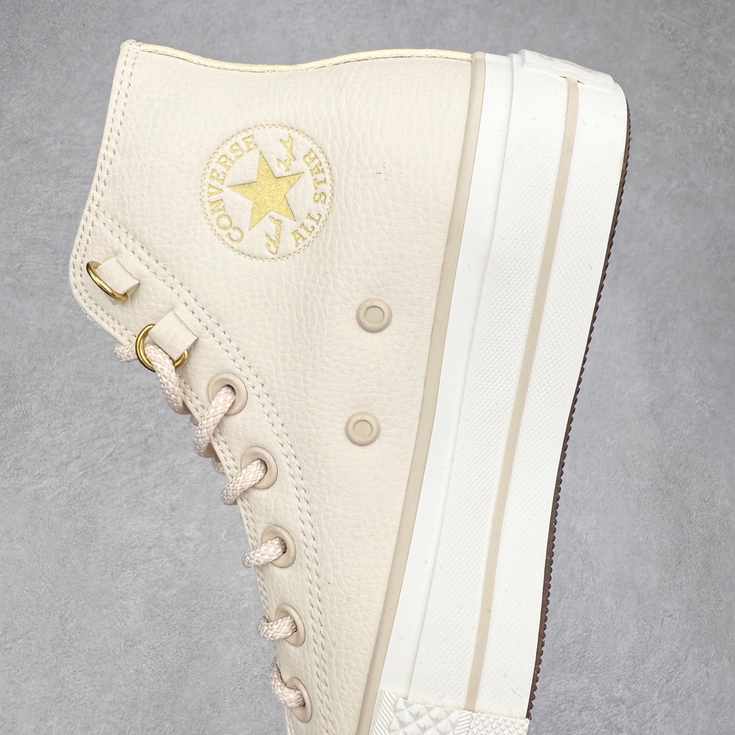 图片[7]-Converse All Star LIFT 厚底皮面鞋 鞋款色调营造温馨柔和氛围，百搭属性适配多样风格。双鞋带设计极具创意，经典棉布鞋带简约质朴，延续品牌传统;圆形花纹鞋带个性独特，为鞋履增添活泼与精致。鞋带可经后侧布扣，穿过布圈再绕回前方绑系，丰富系法，满足多元审美与搭配需求。厚底不仅提升视觉高度，更带来舒适缓震体验。无论是日常通勤还是休闲出街，该鞋款都能让你在舒适中尽显时尚品味 货号：A14517C 奶白色 货号：A14518C 棕色 尺码：35 36 36.5 37 37.5 38 39 39.5 40 41 41.5 42 42.5 43 44-选品中心