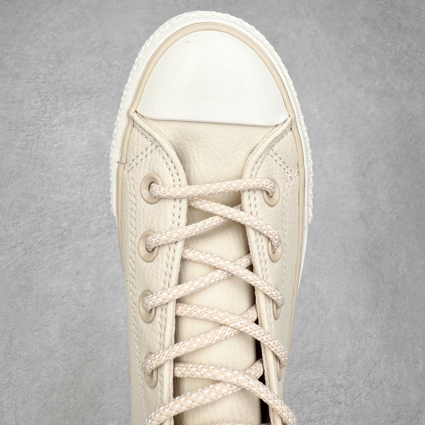 图片[4]-Converse All Star LIFT 厚底皮面鞋 鞋款色调营造温馨柔和氛围，百搭属性适配多样风格。双鞋带设计极具创意，经典棉布鞋带简约质朴，延续品牌传统;圆形花纹鞋带个性独特，为鞋履增添活泼与精致。鞋带可经后侧布扣，穿过布圈再绕回前方绑系，丰富系法，满足多元审美与搭配需求。厚底不仅提升视觉高度，更带来舒适缓震体验。无论是日常通勤还是休闲出街，该鞋款都能让你在舒适中尽显时尚品味 货号：A14517C 奶白色 货号：A14518C 棕色 尺码：35 36 36.5 37 37.5 38 39 39.5 40 41 41.5 42 42.5 43 44-选品中心