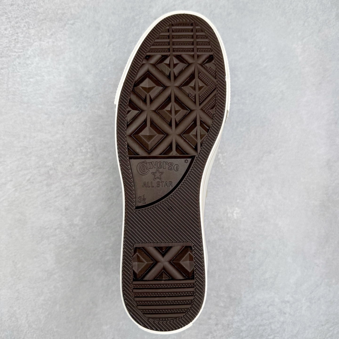 图片[9]-Converse All Star LIFT 厚底皮面鞋 鞋款色调营造温馨柔和氛围，百搭属性适配多样风格。双鞋带设计极具创意，经典棉布鞋带简约质朴，延续品牌传统;圆形花纹鞋带个性独特，为鞋履增添活泼与精致。鞋带可经后侧布扣，穿过布圈再绕回前方绑系，丰富系法，满足多元审美与搭配需求。厚底不仅提升视觉高度，更带来舒适缓震体验。无论是日常通勤还是休闲出街，该鞋款都能让你在舒适中尽显时尚品味 货号：A14517C 奶白色 货号：A14518C 棕色 尺码：35 36 36.5 37 37.5 38 39 39.5 40 41 41.5 42 42.5 43 44-选品中心