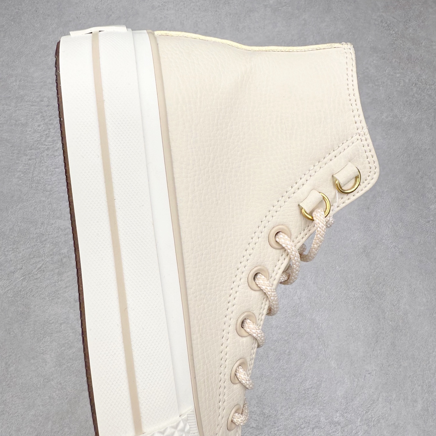 图片[6]-Converse All Star LIFT 厚底皮面鞋 鞋款色调营造温馨柔和氛围，百搭属性适配多样风格。双鞋带设计极具创意，经典棉布鞋带简约质朴，延续品牌传统;圆形花纹鞋带个性独特，为鞋履增添活泼与精致。鞋带可经后侧布扣，穿过布圈再绕回前方绑系，丰富系法，满足多元审美与搭配需求。厚底不仅提升视觉高度，更带来舒适缓震体验。无论是日常通勤还是休闲出街，该鞋款都能让你在舒适中尽显时尚品味 货号：A14517C 奶白色 货号：A14518C 棕色 尺码：35 36 36.5 37 37.5 38 39 39.5 40 41 41.5 42 42.5 43 44-选品中心