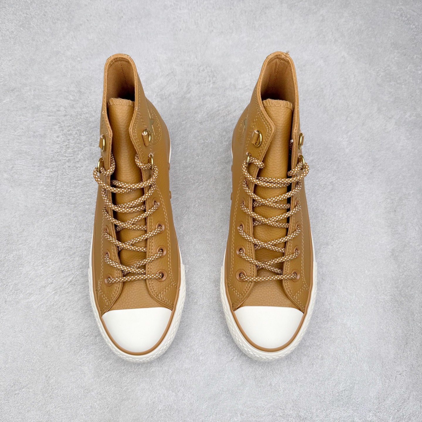 图片[2]-Converse All Star LIFT 厚底皮面鞋 鞋款色调营造温馨柔和氛围，百搭属性适配多样风格。双鞋带设计极具创意，经典棉布鞋带简约质朴，延续品牌传统;圆形花纹鞋带个性独特，为鞋履增添活泼与精致。鞋带可经后侧布扣，穿过布圈再绕回前方绑系，丰富系法，满足多元审美与搭配需求。厚底不仅提升视觉高度，更带来舒适缓震体验。无论是日常通勤还是休闲出街，该鞋款都能让你在舒适中尽显时尚品味 货号：A14517C 奶白色 货号：A14518C 棕色 尺码：35 36 36.5 37 37.5 38 39 39.5 40 41 41.5 42 42.5 43 44-选品中心