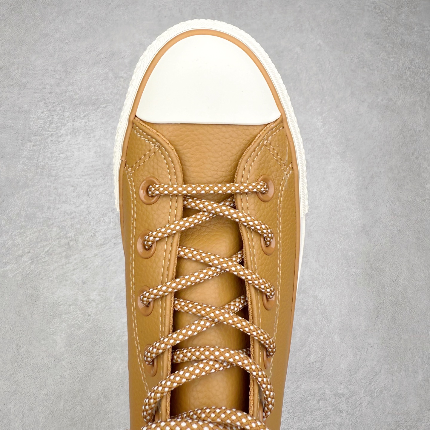 图片[4]-Converse All Star LIFT 厚底皮面鞋 鞋款色调营造温馨柔和氛围，百搭属性适配多样风格。双鞋带设计极具创意，经典棉布鞋带简约质朴，延续品牌传统;圆形花纹鞋带个性独特，为鞋履增添活泼与精致。鞋带可经后侧布扣，穿过布圈再绕回前方绑系，丰富系法，满足多元审美与搭配需求。厚底不仅提升视觉高度，更带来舒适缓震体验。无论是日常通勤还是休闲出街，该鞋款都能让你在舒适中尽显时尚品味 货号：A14517C 奶白色 货号：A14518C 棕色 尺码：35 36 36.5 37 37.5 38 39 39.5 40 41 41.5 42 42.5 43 44-选品中心