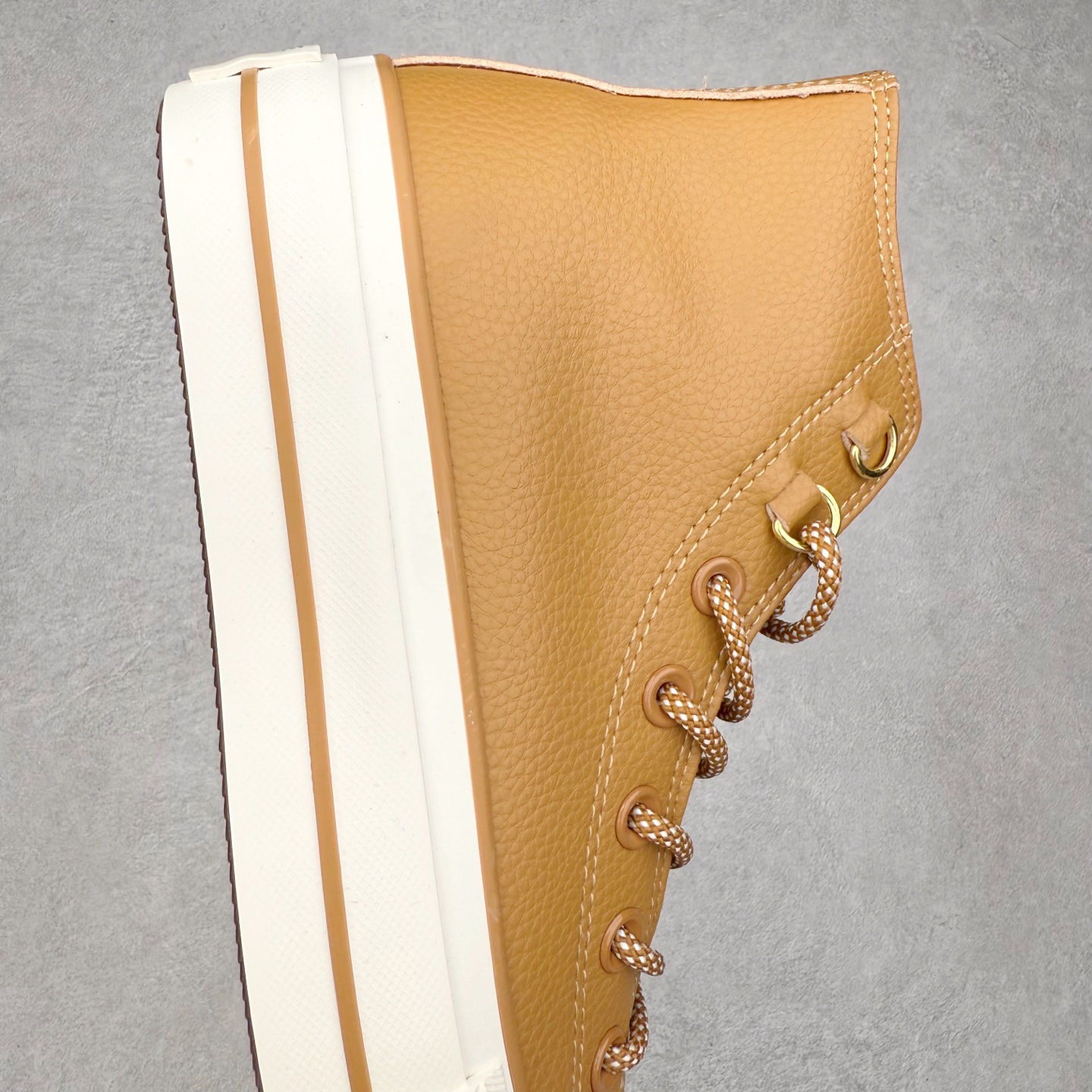 图片[6]-Converse All Star LIFT 厚底皮面鞋 鞋款色调营造温馨柔和氛围，百搭属性适配多样风格。双鞋带设计极具创意，经典棉布鞋带简约质朴，延续品牌传统;圆形花纹鞋带个性独特，为鞋履增添活泼与精致。鞋带可经后侧布扣，穿过布圈再绕回前方绑系，丰富系法，满足多元审美与搭配需求。厚底不仅提升视觉高度，更带来舒适缓震体验。无论是日常通勤还是休闲出街，该鞋款都能让你在舒适中尽显时尚品味 货号：A14517C 奶白色 货号：A14518C 棕色 尺码：35 36 36.5 37 37.5 38 39 39.5 40 41 41.5 42 42.5 43 44-选品中心