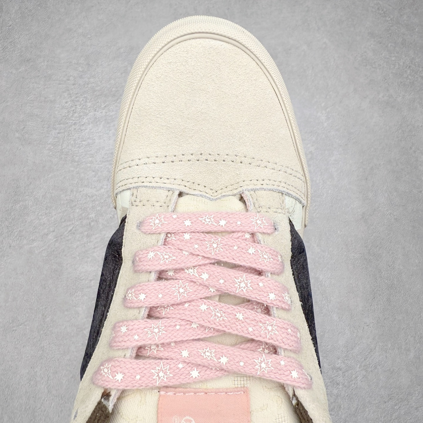 图片[4]-Vans Knu Skool SPACE MOLLY x 泡泡玛特 POP MART 联名款 此次合作以“保持想象，不断探索”为主题，通过 SPACE MOLLY 形象演绎，鞋款以米白与粉色调营造温暖对比，呼应冬季氛围。立体侧边条纹中隐约透出破碎滑板涂鸦细节，棋盘格纹路上饰有联名浮雕胶印标识，细节满满。 货号：VN000EE6H11 尺码：35 36 36.5 37 38 38.5 39 40 40.5 41 42 42.5 43 44-选品中心