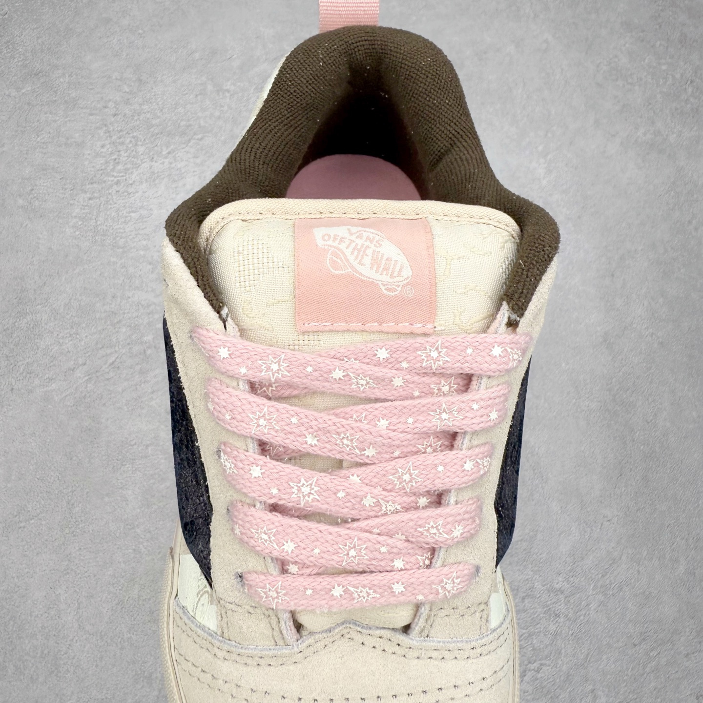 图片[5]-Vans Knu Skool SPACE MOLLY x 泡泡玛特 POP MART 联名款 此次合作以“保持想象，不断探索”为主题，通过 SPACE MOLLY 形象演绎，鞋款以米白与粉色调营造温暖对比，呼应冬季氛围。立体侧边条纹中隐约透出破碎滑板涂鸦细节，棋盘格纹路上饰有联名浮雕胶印标识，细节满满。 货号：VN000EE6H11 尺码：35 36 36.5 37 38 38.5 39 40 40.5 41 42 42.5 43 44-选品中心