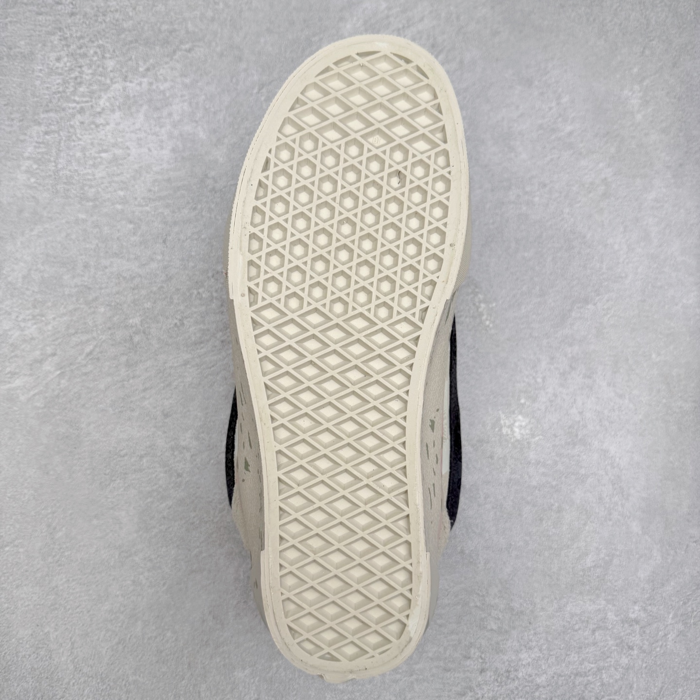 图片[9]-Vans Knu Skool SPACE MOLLY x 泡泡玛特 POP MART 联名款 此次合作以“保持想象，不断探索”为主题，通过 SPACE MOLLY 形象演绎，鞋款以米白与粉色调营造温暖对比，呼应冬季氛围。立体侧边条纹中隐约透出破碎滑板涂鸦细节，棋盘格纹路上饰有联名浮雕胶印标识，细节满满。 货号：VN000EE6H11 尺码：35 36 36.5 37 38 38.5 39 40 40.5 41 42 42.5 43 44-选品中心