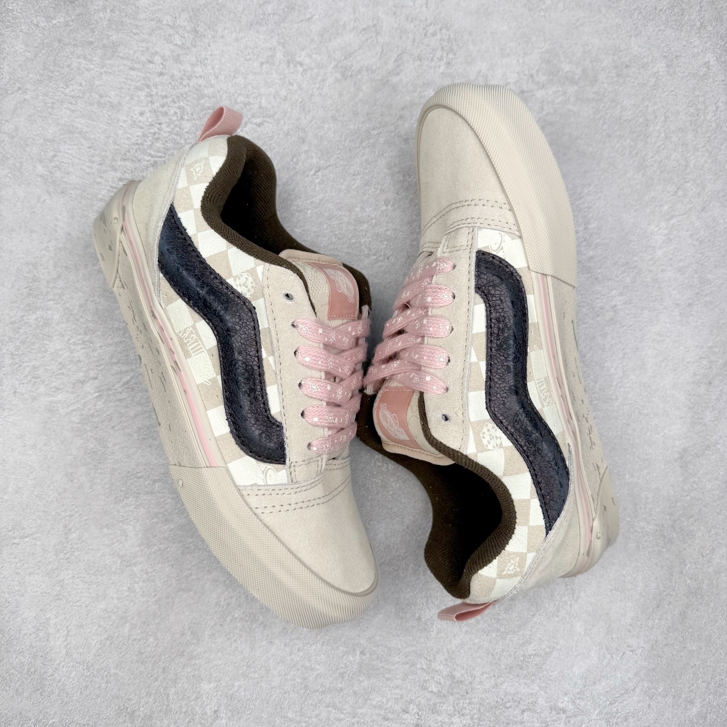 图片[3]-Vans Knu Skool SPACE MOLLY x 泡泡玛特 POP MART 联名款 此次合作以“保持想象，不断探索”为主题，通过 SPACE MOLLY 形象演绎，鞋款以米白与粉色调营造温暖对比，呼应冬季氛围。立体侧边条纹中隐约透出破碎滑板涂鸦细节，棋盘格纹路上饰有联名浮雕胶印标识，细节满满。 货号：VN000EE6H11 尺码：35 36 36.5 37 38 38.5 39 40 40.5 41 42 42.5 43 44-选品中心