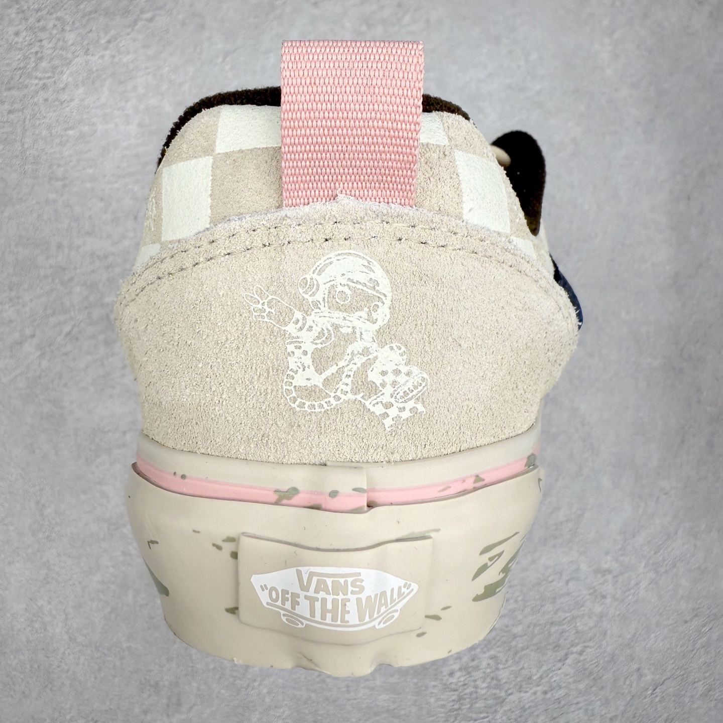 图片[8]-Vans Knu Skool SPACE MOLLY x 泡泡玛特 POP MART 联名款 此次合作以“保持想象，不断探索”为主题，通过 SPACE MOLLY 形象演绎，鞋款以米白与粉色调营造温暖对比，呼应冬季氛围。立体侧边条纹中隐约透出破碎滑板涂鸦细节，棋盘格纹路上饰有联名浮雕胶印标识，细节满满。 货号：VN000EE6H11 尺码：35 36 36.5 37 38 38.5 39 40 40.5 41 42 42.5 43 44-选品中心