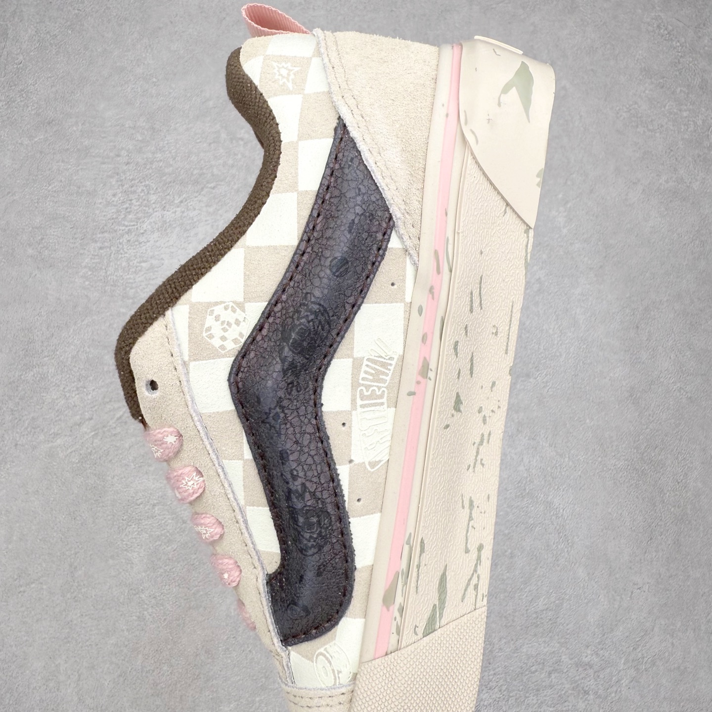 图片[7]-Vans Knu Skool SPACE MOLLY x 泡泡玛特 POP MART 联名款 此次合作以“保持想象，不断探索”为主题，通过 SPACE MOLLY 形象演绎，鞋款以米白与粉色调营造温暖对比，呼应冬季氛围。立体侧边条纹中隐约透出破碎滑板涂鸦细节，棋盘格纹路上饰有联名浮雕胶印标识，细节满满。 货号：VN000EE6H11 尺码：35 36 36.5 37 38 38.5 39 40 40.5 41 42 42.5 43 44-选品中心