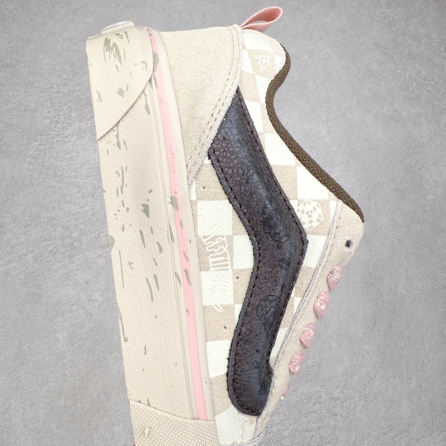 图片[6]-Vans Knu Skool SPACE MOLLY x 泡泡玛特 POP MART 联名款 此次合作以“保持想象，不断探索”为主题，通过 SPACE MOLLY 形象演绎，鞋款以米白与粉色调营造温暖对比，呼应冬季氛围。立体侧边条纹中隐约透出破碎滑板涂鸦细节，棋盘格纹路上饰有联名浮雕胶印标识，细节满满。 货号：VN000EE6H11 尺码：35 36 36.5 37 38 38.5 39 40 40.5 41 42 42.5 43 44-选品中心