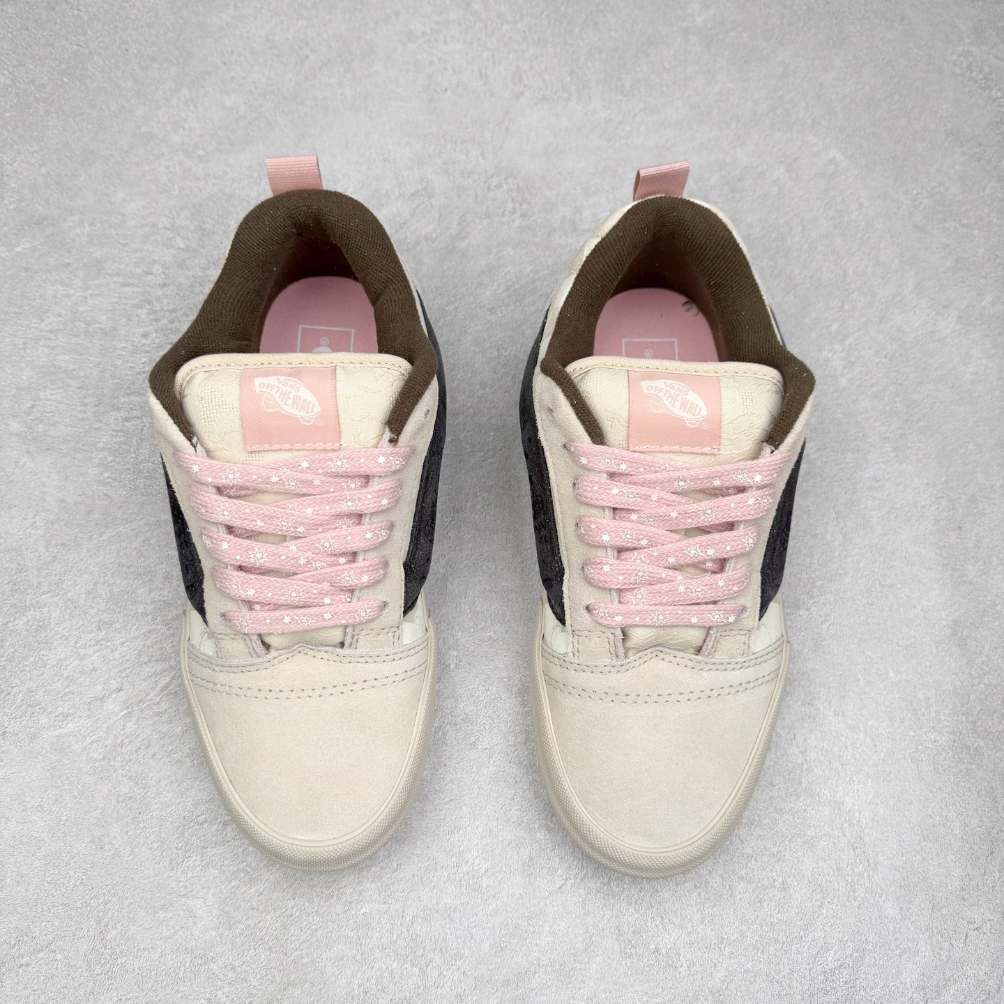 图片[2]-Vans Knu Skool SPACE MOLLY x 泡泡玛特 POP MART 联名款 此次合作以“保持想象，不断探索”为主题，通过 SPACE MOLLY 形象演绎，鞋款以米白与粉色调营造温暖对比，呼应冬季氛围。立体侧边条纹中隐约透出破碎滑板涂鸦细节，棋盘格纹路上饰有联名浮雕胶印标识，细节满满。 货号：VN000EE6H11 尺码：35 36 36.5 37 38 38.5 39 40 40.5 41 42 42.5 43 44-选品中心