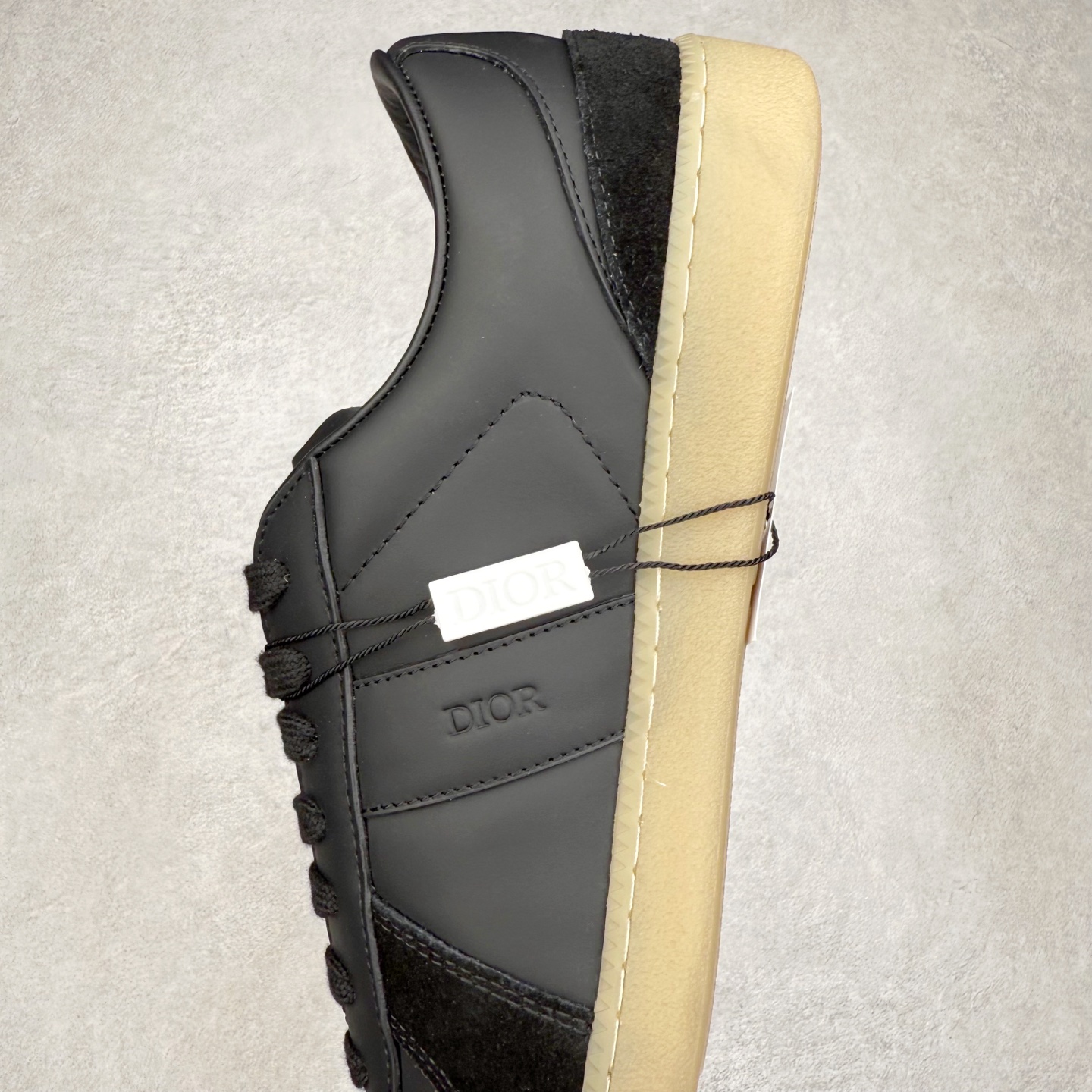 图片[7]-Dior迪奥 Matchpoint 2025最新 B01系列 德训鞋休闲运动鞋 原版购入开发 做货 这款 B01 Matchpoint运动鞋是二零二五秋季系列新品，标志着 Dior 经典款式的回归，以时尚优雅的廓形重新诠释。采用黑色和白色光滑牛皮革精心制作，饰以灰色绒面革拼接提升格调。鞋舌和内部侧面饰以 Dior 标志，鞋后跟饰以 CD Icon 标志。搭配琥珀色橡胶鞋底，点缀以 Dior 标志，可与 Dior Icons 限定系列的各式造型搭配，打造精致造型 配送专柜精美包装🛍📦 ▪️ 面料 ： 原版定制进口头层牛皮 ▪️ 内里 ： 柔软进口牛皮里 ▪️ 鞋底 ： 原版开模防滑TPU材质 ▪️ 底厚 ：2.5CM ▪️ 尺码： 39-45-选品中心