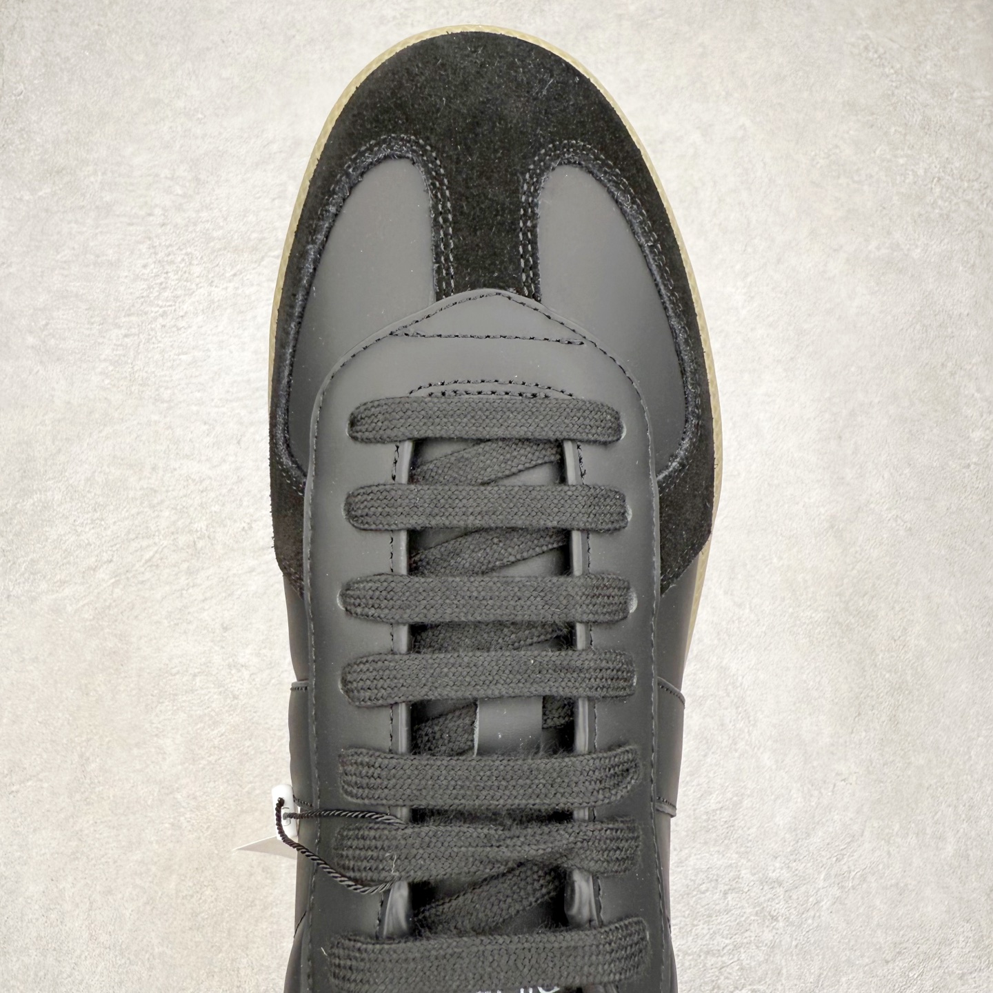 图片[4]-Dior迪奥 Matchpoint 2025最新 B01系列 德训鞋休闲运动鞋 原版购入开发 做货 这款 B01 Matchpoint运动鞋是二零二五秋季系列新品，标志着 Dior 经典款式的回归，以时尚优雅的廓形重新诠释。采用黑色和白色光滑牛皮革精心制作，饰以灰色绒面革拼接提升格调。鞋舌和内部侧面饰以 Dior 标志，鞋后跟饰以 CD Icon 标志。搭配琥珀色橡胶鞋底，点缀以 Dior 标志，可与 Dior Icons 限定系列的各式造型搭配，打造精致造型 配送专柜精美包装🛍📦 ▪️ 面料 ： 原版定制进口头层牛皮 ▪️ 内里 ： 柔软进口牛皮里 ▪️ 鞋底 ： 原版开模防滑TPU材质 ▪️ 底厚 ：2.5CM ▪️ 尺码： 39-45-选品中心