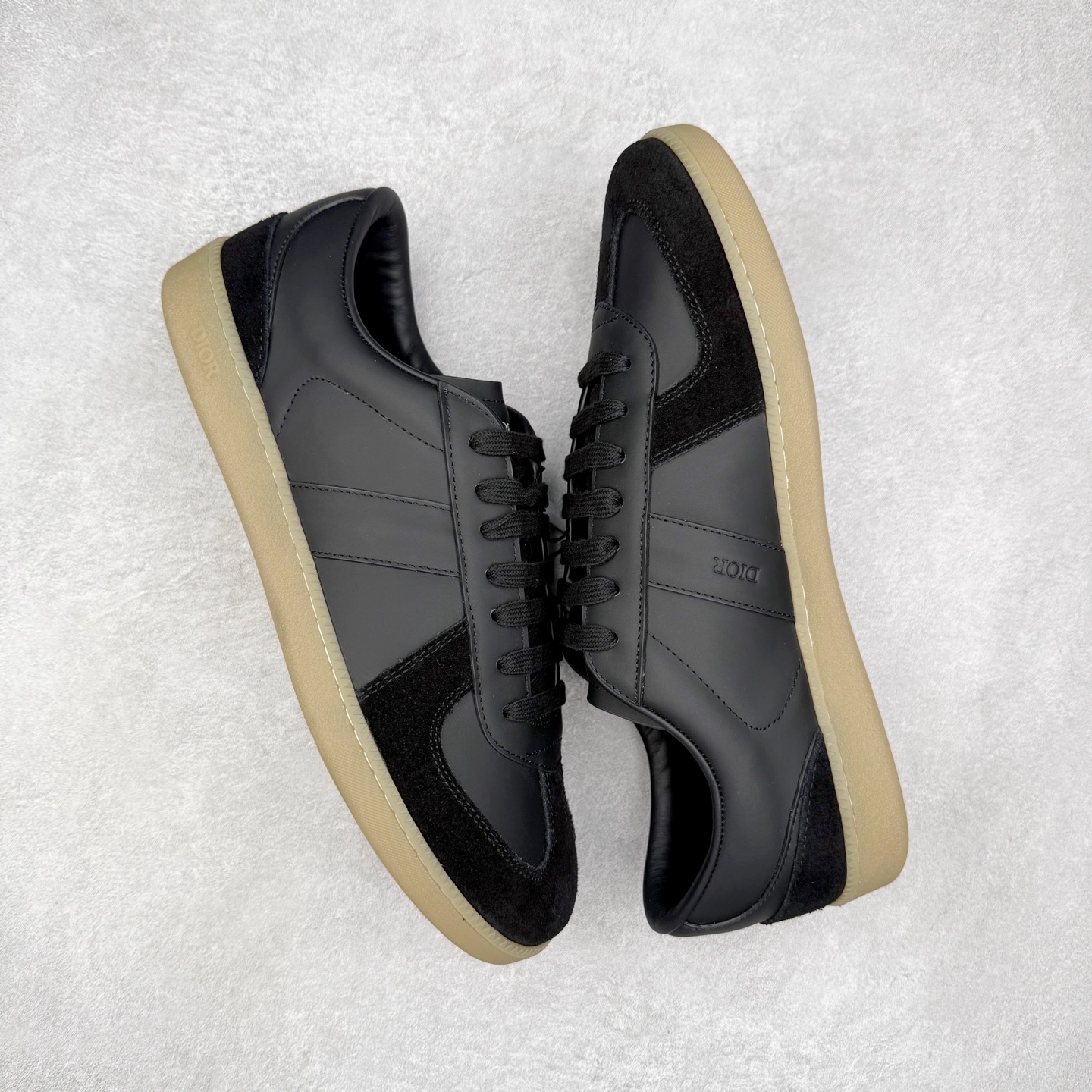 图片[3]-Dior迪奥 Matchpoint 2025最新 B01系列 德训鞋休闲运动鞋 原版购入开发 做货 这款 B01 Matchpoint运动鞋是二零二五秋季系列新品，标志着 Dior 经典款式的回归，以时尚优雅的廓形重新诠释。采用黑色和白色光滑牛皮革精心制作，饰以灰色绒面革拼接提升格调。鞋舌和内部侧面饰以 Dior 标志，鞋后跟饰以 CD Icon 标志。搭配琥珀色橡胶鞋底，点缀以 Dior 标志，可与 Dior Icons 限定系列的各式造型搭配，打造精致造型 配送专柜精美包装🛍📦 ▪️ 面料 ： 原版定制进口头层牛皮 ▪️ 内里 ： 柔软进口牛皮里 ▪️ 鞋底 ： 原版开模防滑TPU材质 ▪️ 底厚 ：2.5CM ▪️ 尺码： 39-45-选品中心