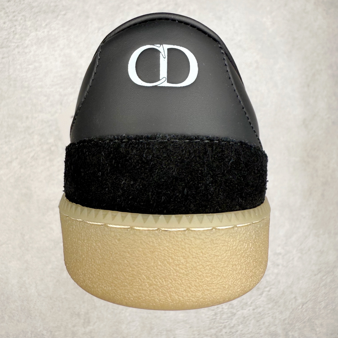 图片[8]-Dior迪奥 Matchpoint 2025最新 B01系列 德训鞋休闲运动鞋 原版购入开发 做货 这款 B01 Matchpoint运动鞋是二零二五秋季系列新品，标志着 Dior 经典款式的回归，以时尚优雅的廓形重新诠释。采用黑色和白色光滑牛皮革精心制作，饰以灰色绒面革拼接提升格调。鞋舌和内部侧面饰以 Dior 标志，鞋后跟饰以 CD Icon 标志。搭配琥珀色橡胶鞋底，点缀以 Dior 标志，可与 Dior Icons 限定系列的各式造型搭配，打造精致造型 配送专柜精美包装🛍📦 ▪️ 面料 ： 原版定制进口头层牛皮 ▪️ 内里 ： 柔软进口牛皮里 ▪️ 鞋底 ： 原版开模防滑TPU材质 ▪️ 底厚 ：2.5CM ▪️ 尺码： 39-45-选品中心