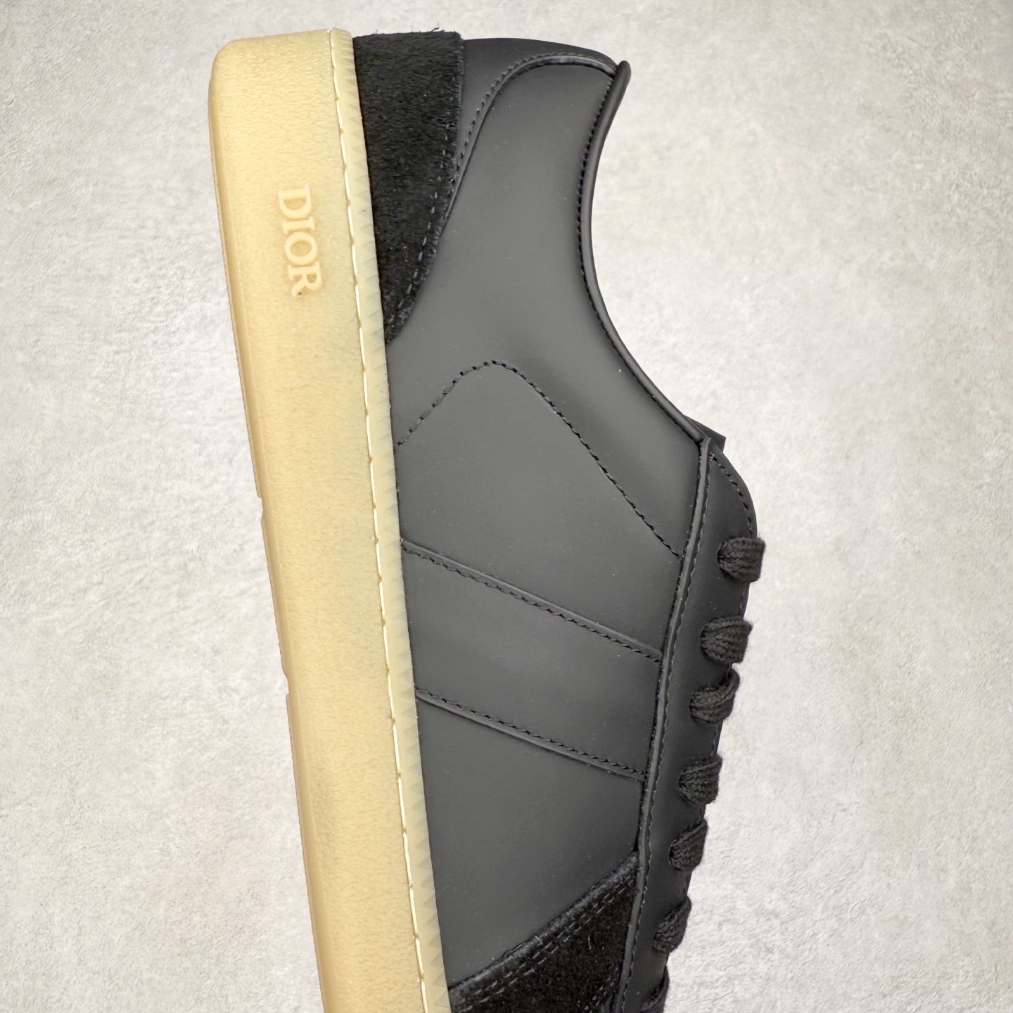 图片[6]-Dior迪奥 Matchpoint 2025最新 B01系列 德训鞋休闲运动鞋 原版购入开发 做货 这款 B01 Matchpoint运动鞋是二零二五秋季系列新品，标志着 Dior 经典款式的回归，以时尚优雅的廓形重新诠释。采用黑色和白色光滑牛皮革精心制作，饰以灰色绒面革拼接提升格调。鞋舌和内部侧面饰以 Dior 标志，鞋后跟饰以 CD Icon 标志。搭配琥珀色橡胶鞋底，点缀以 Dior 标志，可与 Dior Icons 限定系列的各式造型搭配，打造精致造型 配送专柜精美包装🛍📦 ▪️ 面料 ： 原版定制进口头层牛皮 ▪️ 内里 ： 柔软进口牛皮里 ▪️ 鞋底 ： 原版开模防滑TPU材质 ▪️ 底厚 ：2.5CM ▪️ 尺码： 39-45-选品中心