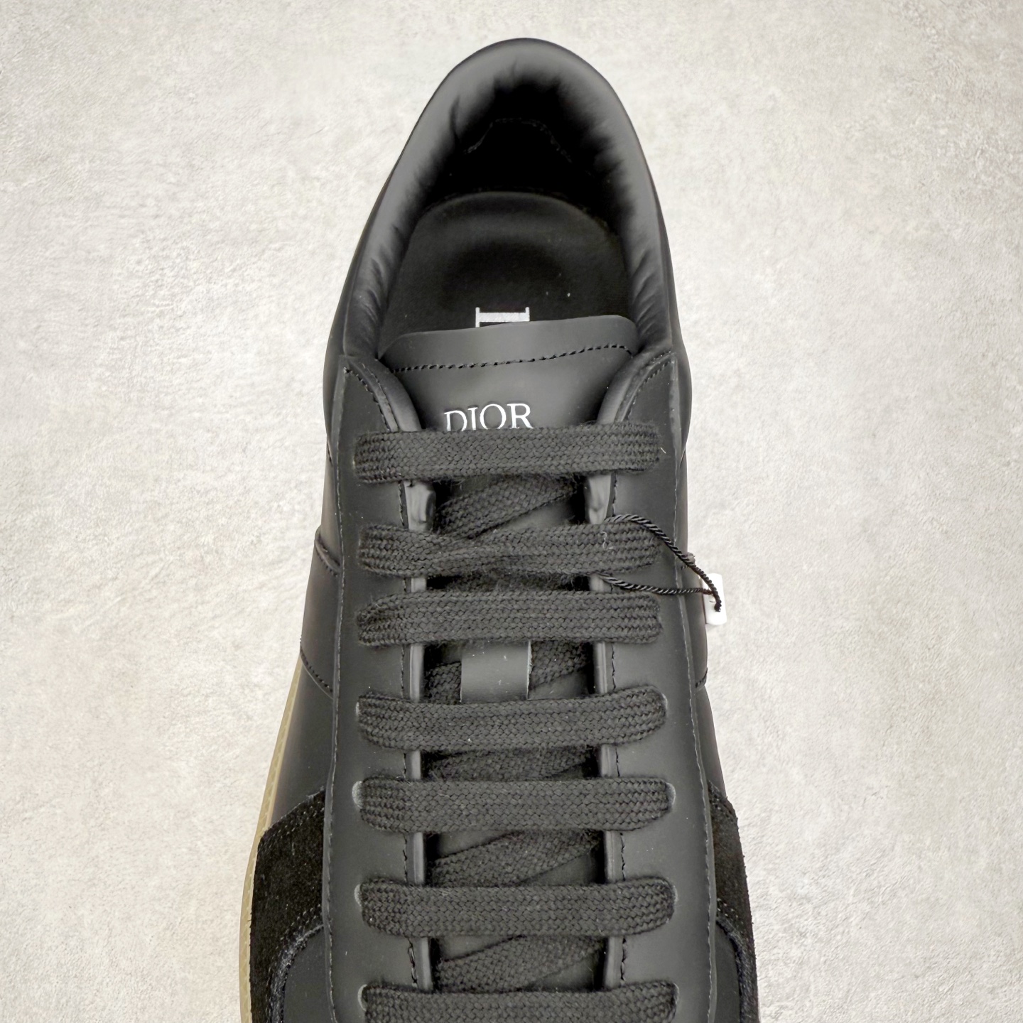 图片[5]-Dior迪奥 Matchpoint 2025最新 B01系列 德训鞋休闲运动鞋 原版购入开发 做货 这款 B01 Matchpoint运动鞋是二零二五秋季系列新品，标志着 Dior 经典款式的回归，以时尚优雅的廓形重新诠释。采用黑色和白色光滑牛皮革精心制作，饰以灰色绒面革拼接提升格调。鞋舌和内部侧面饰以 Dior 标志，鞋后跟饰以 CD Icon 标志。搭配琥珀色橡胶鞋底，点缀以 Dior 标志，可与 Dior Icons 限定系列的各式造型搭配，打造精致造型 配送专柜精美包装🛍📦 ▪️ 面料 ： 原版定制进口头层牛皮 ▪️ 内里 ： 柔软进口牛皮里 ▪️ 鞋底 ： 原版开模防滑TPU材质 ▪️ 底厚 ：2.5CM ▪️ 尺码： 39-45-选品中心
