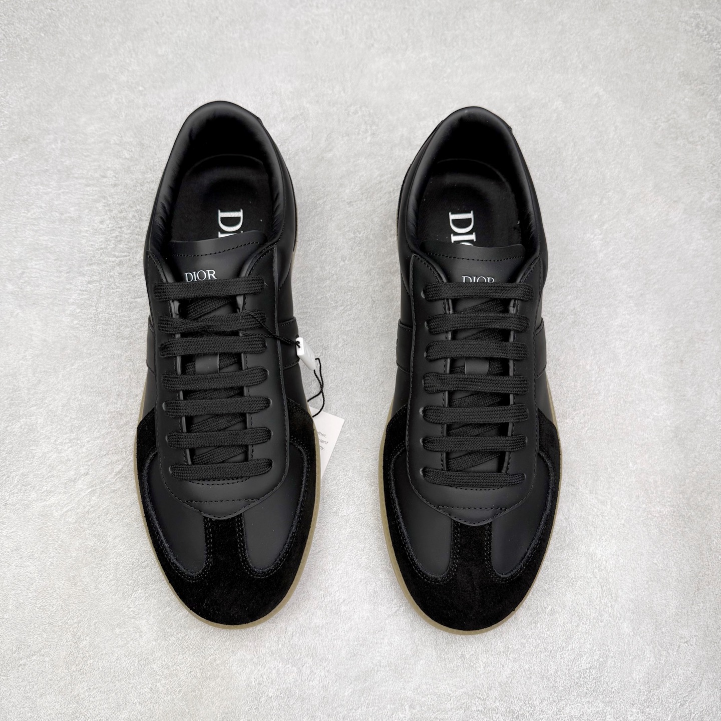 图片[2]-Dior迪奥 Matchpoint 2025最新 B01系列 德训鞋休闲运动鞋 原版购入开发 做货 这款 B01 Matchpoint运动鞋是二零二五秋季系列新品，标志着 Dior 经典款式的回归，以时尚优雅的廓形重新诠释。采用黑色和白色光滑牛皮革精心制作，饰以灰色绒面革拼接提升格调。鞋舌和内部侧面饰以 Dior 标志，鞋后跟饰以 CD Icon 标志。搭配琥珀色橡胶鞋底，点缀以 Dior 标志，可与 Dior Icons 限定系列的各式造型搭配，打造精致造型 配送专柜精美包装🛍📦 ▪️ 面料 ： 原版定制进口头层牛皮 ▪️ 内里 ： 柔软进口牛皮里 ▪️ 鞋底 ： 原版开模防滑TPU材质 ▪️ 底厚 ：2.5CM ▪️ 尺码： 39-45-选品中心