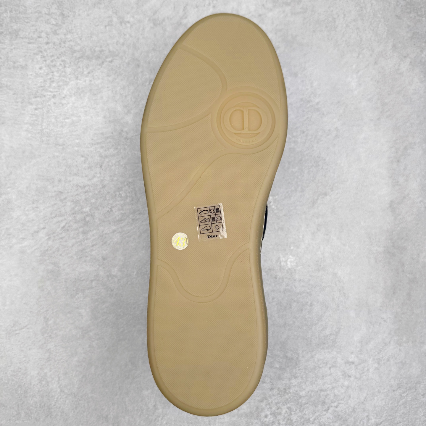 图片[9]-Dior迪奥 Matchpoint 2025最新 B01系列 德训鞋休闲运动鞋 原版购入开发 做货 这款 B01 Matchpoint运动鞋是二零二五秋季系列新品，标志着 Dior 经典款式的回归，以时尚优雅的廓形重新诠释。采用黑色和白色光滑牛皮革精心制作，饰以灰色绒面革拼接提升格调。鞋舌和内部侧面饰以 Dior 标志，鞋后跟饰以 CD Icon 标志。搭配琥珀色橡胶鞋底，点缀以 Dior 标志，可与 Dior Icons 限定系列的各式造型搭配，打造精致造型 配送专柜精美包装🛍📦 ▪️ 面料 ： 原版定制进口头层牛皮 ▪️ 内里 ： 柔软进口牛皮里 ▪️ 鞋底 ： 原版开模防滑TPU材质 ▪️ 底厚 ：2.5CM ▪️ 尺码： 39-45-选品中心