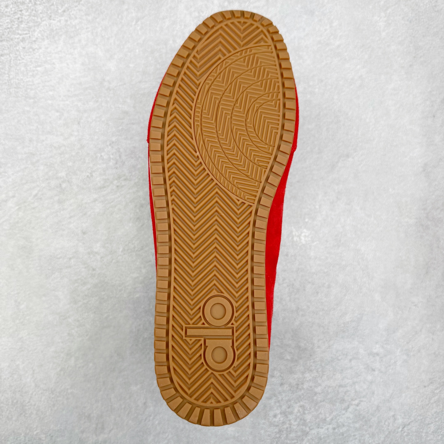 图片[9]-Alo yoga Sunset 舒适生活休闲鞋 男女同款 品牌故事Alo Yoga于2007年创立于洛杉矶，意在传播有意识的运动，同时激发人们的健康识与创造力。品牌的核心理念在于制作能够带来完美体验的瑜伽服饰与功能性单品，让有意识的运动融入并改变生活。Alo Yoga将其设计延伸到日常服饰概念，坚持不懈地捕捉当代时尚潮流，将品牌的运动美学理念、精致前卫的设计与舒适功能面料完美结合。与此同时，Alo Yoga的设计受到了时尚界人士与名人们的追捧，Talor Swift、Kendall Jenner等街拍照片中都曾出现品牌不同单品的身影。实拍调校N版已经零色差零失真 百分百还原实物色彩所见即所得 不存在货不对板色差等低级问题 选购参考实物拍摄 不混卖不参货 只用心做好货严格选品 承诺混一赔十 尺码：36 36.5 37.5 38 38.5 39 40 40.5 41 42 42.5 43 44 44.5 45-选品中心