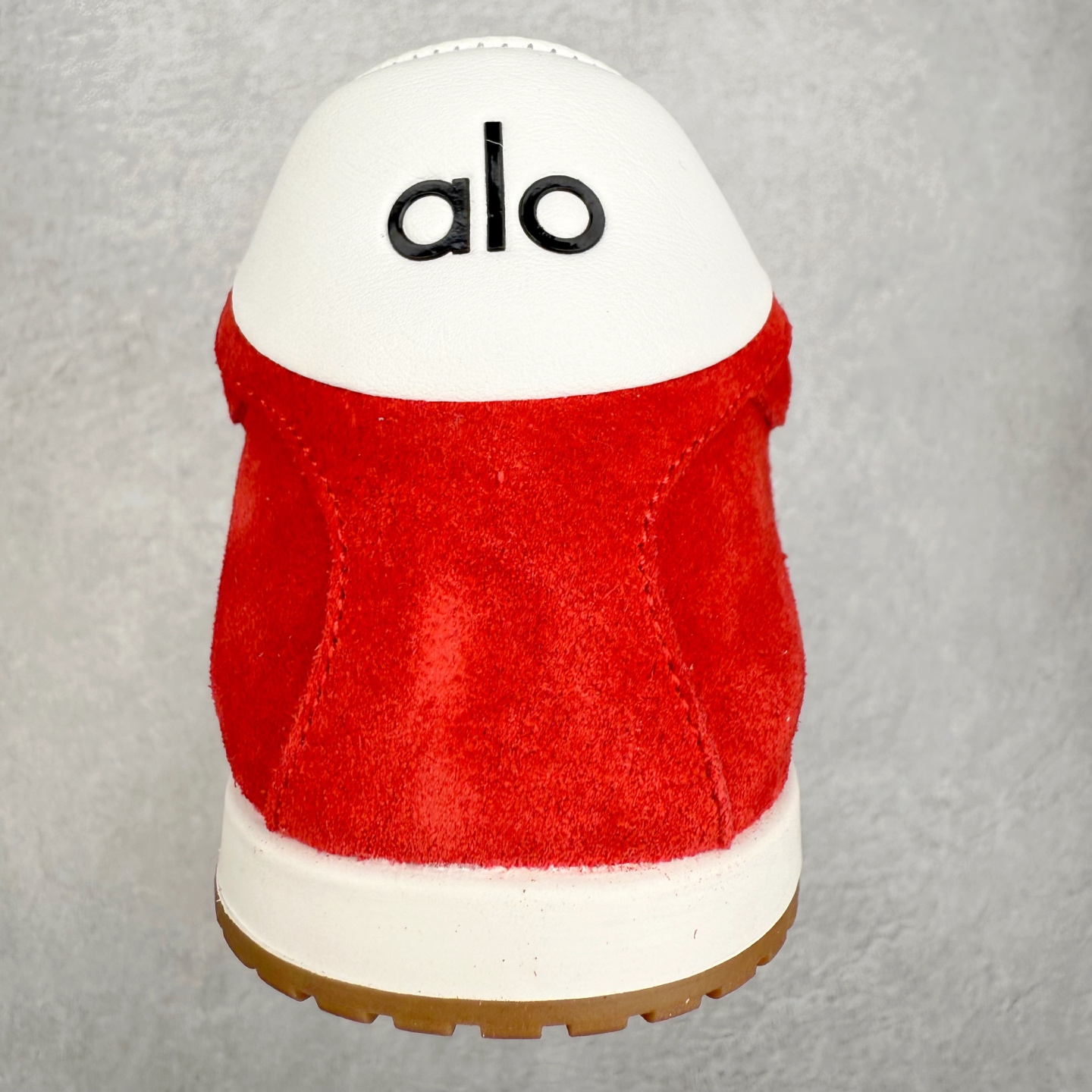 图片[8]-Alo yoga Sunset 舒适生活休闲鞋 男女同款 品牌故事Alo Yoga于2007年创立于洛杉矶，意在传播有意识的运动，同时激发人们的健康识与创造力。品牌的核心理念在于制作能够带来完美体验的瑜伽服饰与功能性单品，让有意识的运动融入并改变生活。Alo Yoga将其设计延伸到日常服饰概念，坚持不懈地捕捉当代时尚潮流，将品牌的运动美学理念、精致前卫的设计与舒适功能面料完美结合。与此同时，Alo Yoga的设计受到了时尚界人士与名人们的追捧，Talor Swift、Kendall Jenner等街拍照片中都曾出现品牌不同单品的身影。实拍调校N版已经零色差零失真 百分百还原实物色彩所见即所得 不存在货不对板色差等低级问题 选购参考实物拍摄 不混卖不参货 只用心做好货严格选品 承诺混一赔十 尺码：36 36.5 37.5 38 38.5 39 40 40.5 41 42 42.5 43 44 44.5 45-选品中心