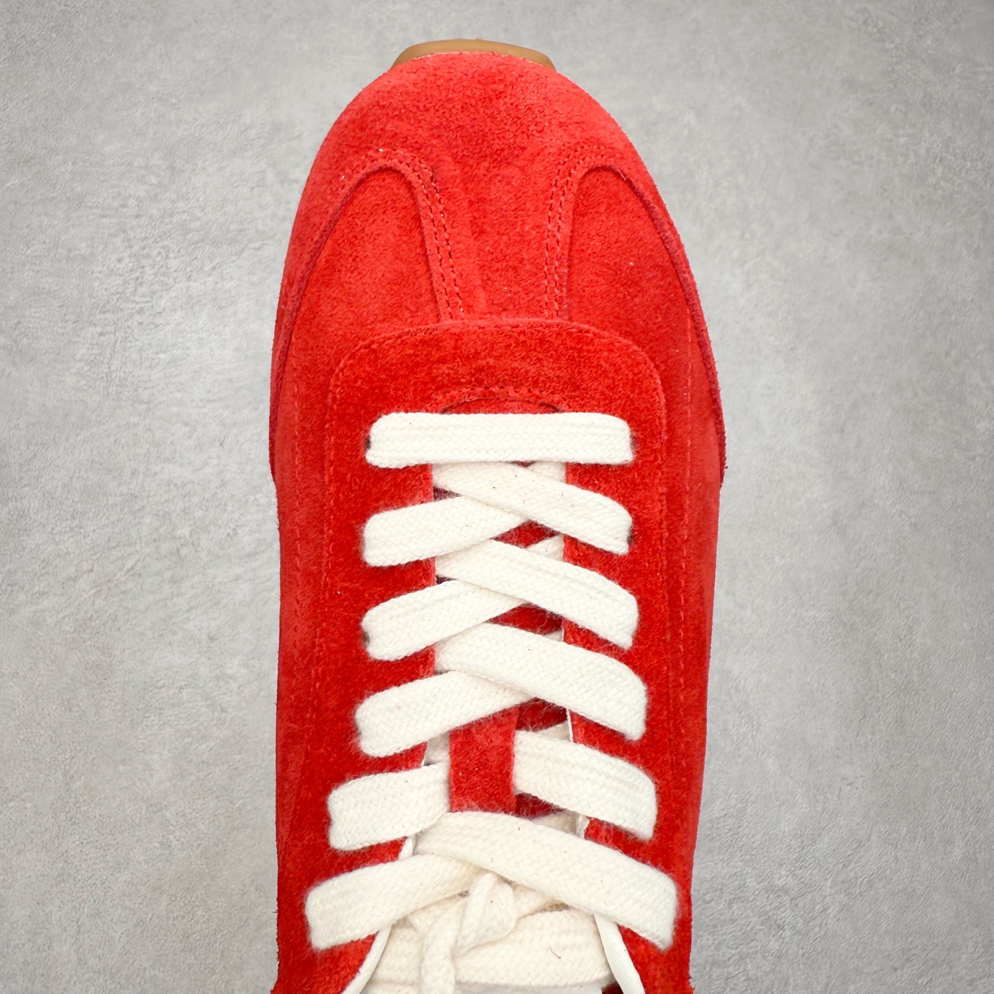 图片[4]-Alo yoga Sunset 舒适生活休闲鞋 男女同款 品牌故事Alo Yoga于2007年创立于洛杉矶，意在传播有意识的运动，同时激发人们的健康识与创造力。品牌的核心理念在于制作能够带来完美体验的瑜伽服饰与功能性单品，让有意识的运动融入并改变生活。Alo Yoga将其设计延伸到日常服饰概念，坚持不懈地捕捉当代时尚潮流，将品牌的运动美学理念、精致前卫的设计与舒适功能面料完美结合。与此同时，Alo Yoga的设计受到了时尚界人士与名人们的追捧，Talor Swift、Kendall Jenner等街拍照片中都曾出现品牌不同单品的身影。实拍调校N版已经零色差零失真 百分百还原实物色彩所见即所得 不存在货不对板色差等低级问题 选购参考实物拍摄 不混卖不参货 只用心做好货严格选品 承诺混一赔十 尺码：36 36.5 37.5 38 38.5 39 40 40.5 41 42 42.5 43 44 44.5 45-选品中心